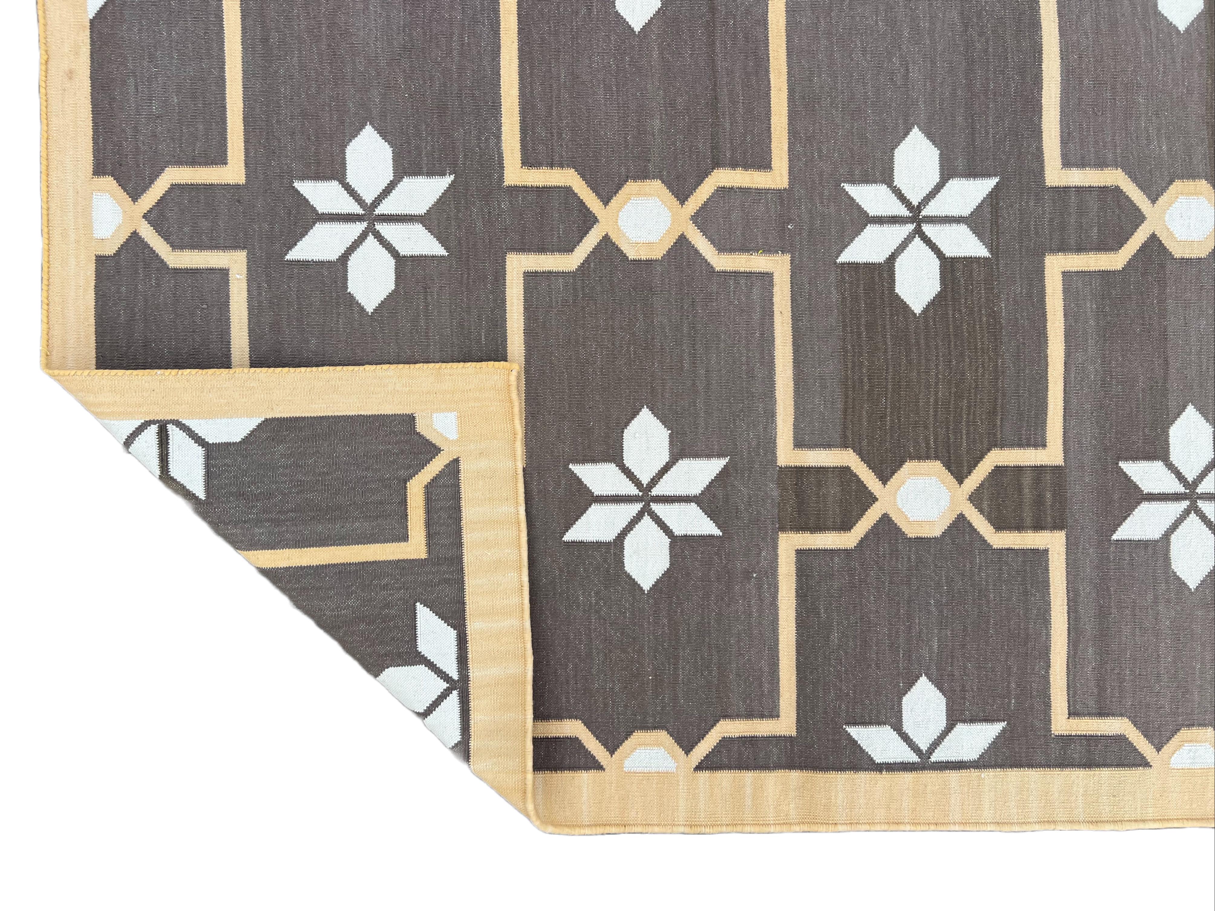 Handgefertigter Flachgewebe-Teppich aus Baumwolle, braun und cremefarben mit Blumenmuster, Dhurrie-Teppich im Angebot 2