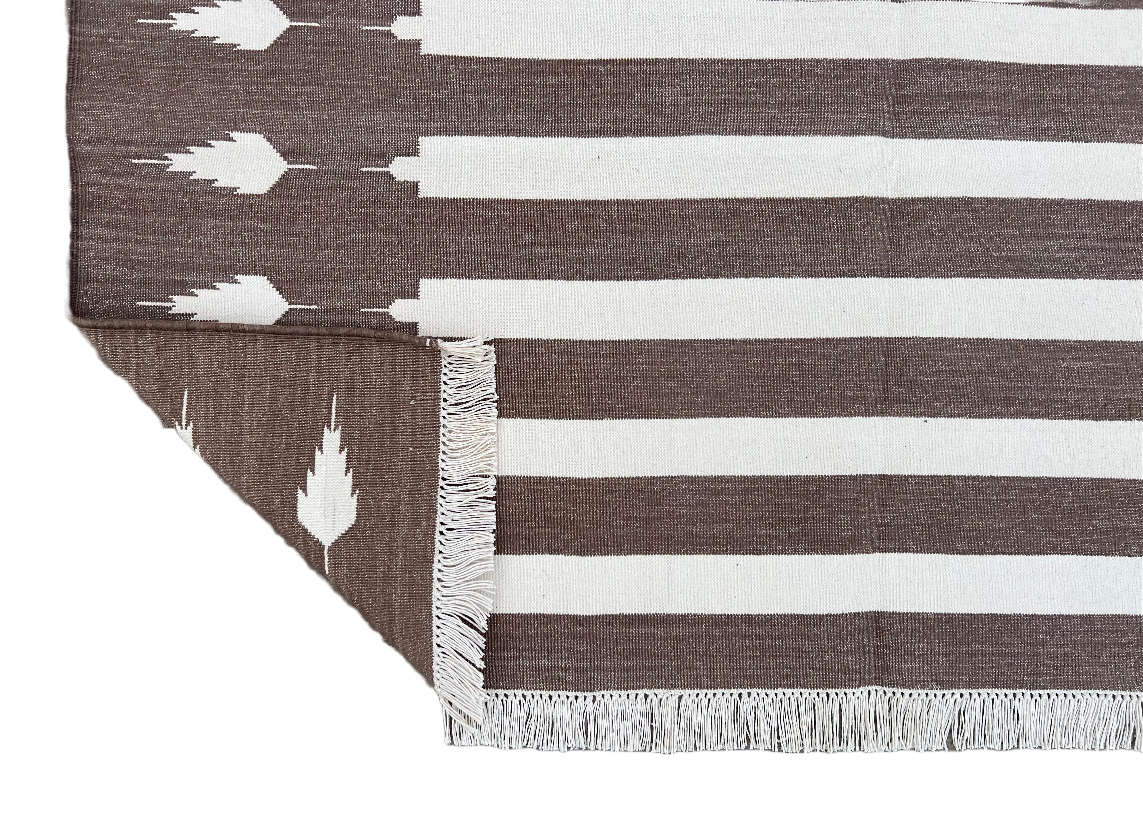 Handgefertigter Flachgewebe-Teppich aus Baumwolle, braun und weiß gestreifter indischer Dhurrie-Teppich im Angebot 2