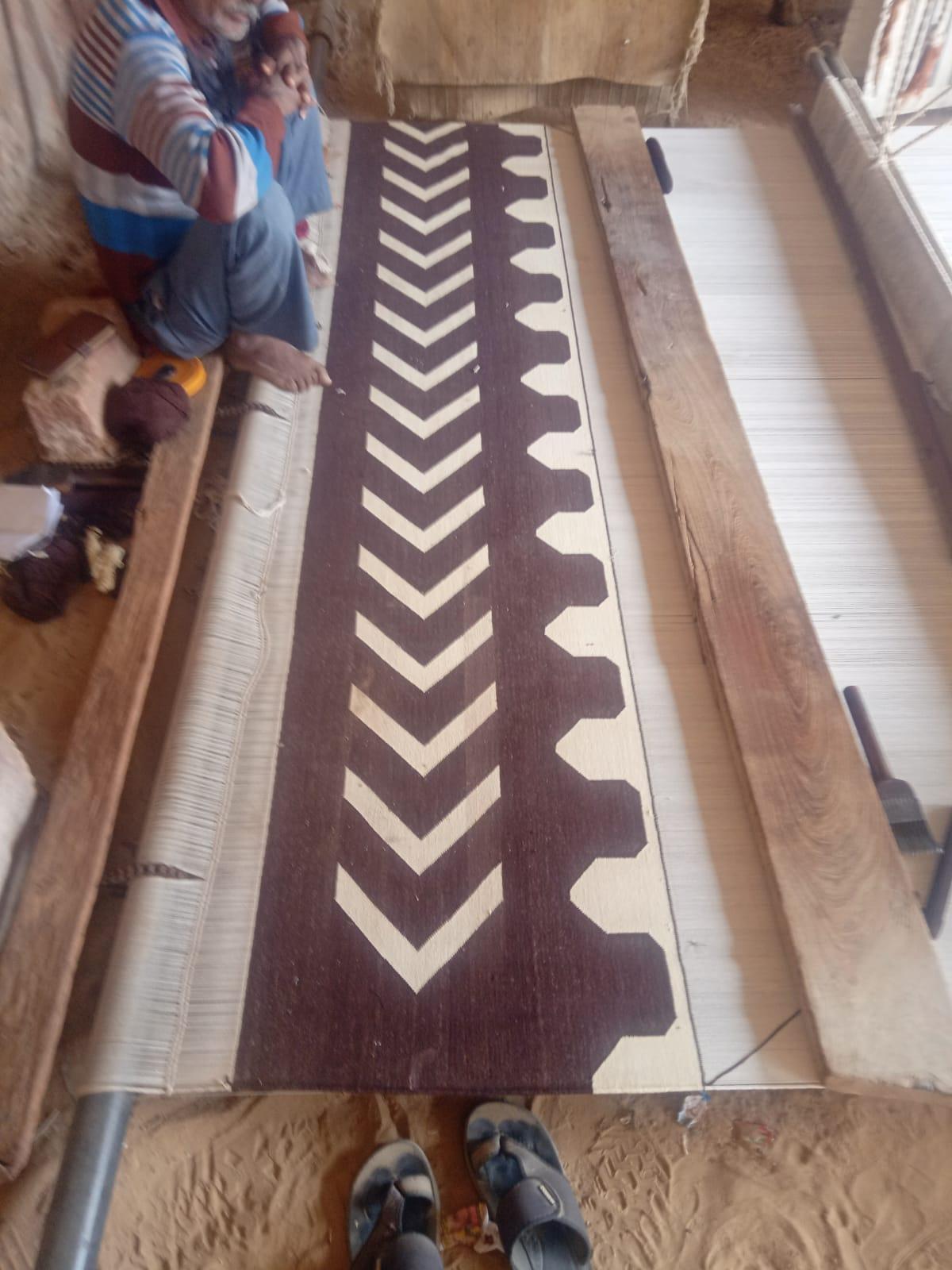 Handgefertigter Flachgewebe-Teppich aus Baumwolle, Brown & Cream Geometric Tile Indian Dhurrie im Angebot 5
