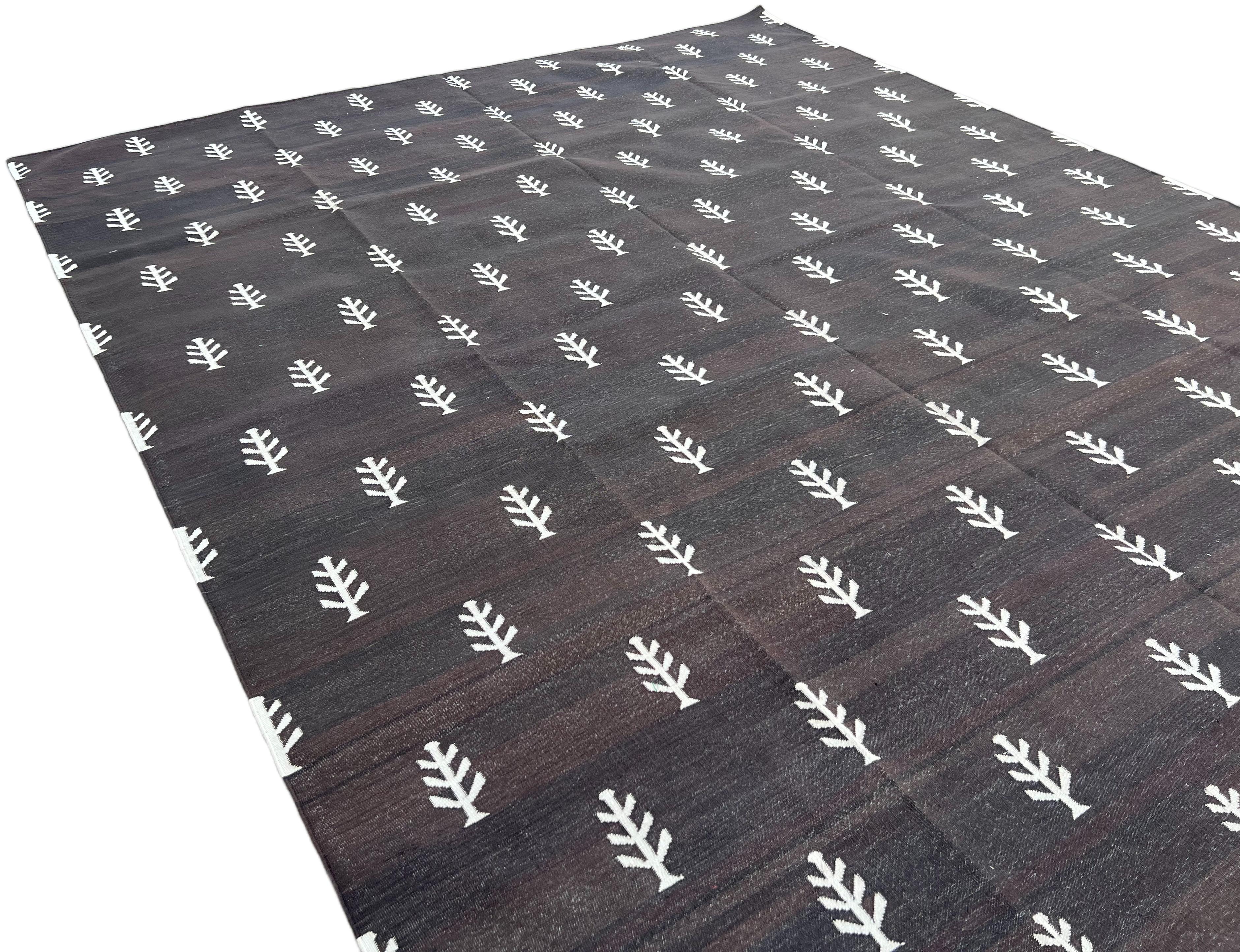 Handmade Cotton Area Flat Weave Rug, Brown & White Tree Patterned Indian Dhurrie In New Condition For Sale In Jaipur, IN