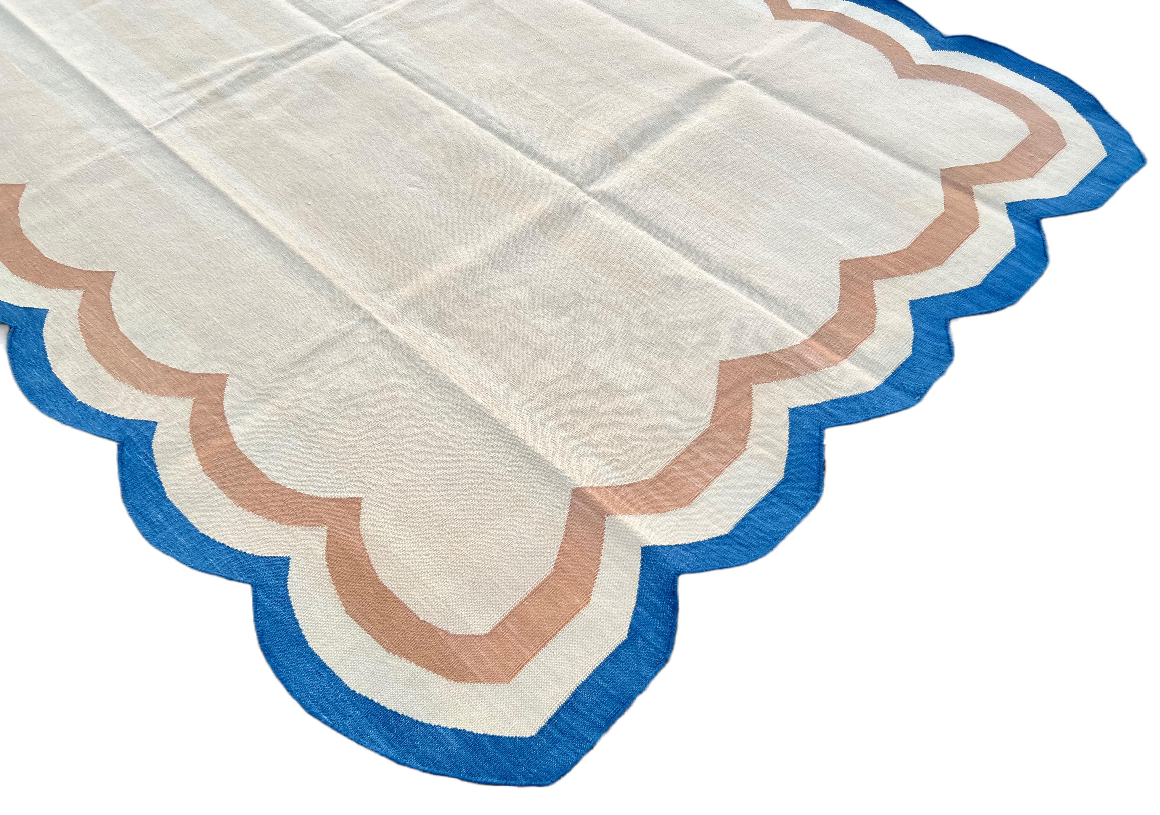 Handmade Cotton Area Flat Weave Rug, Cream And Blue Scalloped Indian Dhurrie Rug In New Condition For Sale In Jaipur, IN