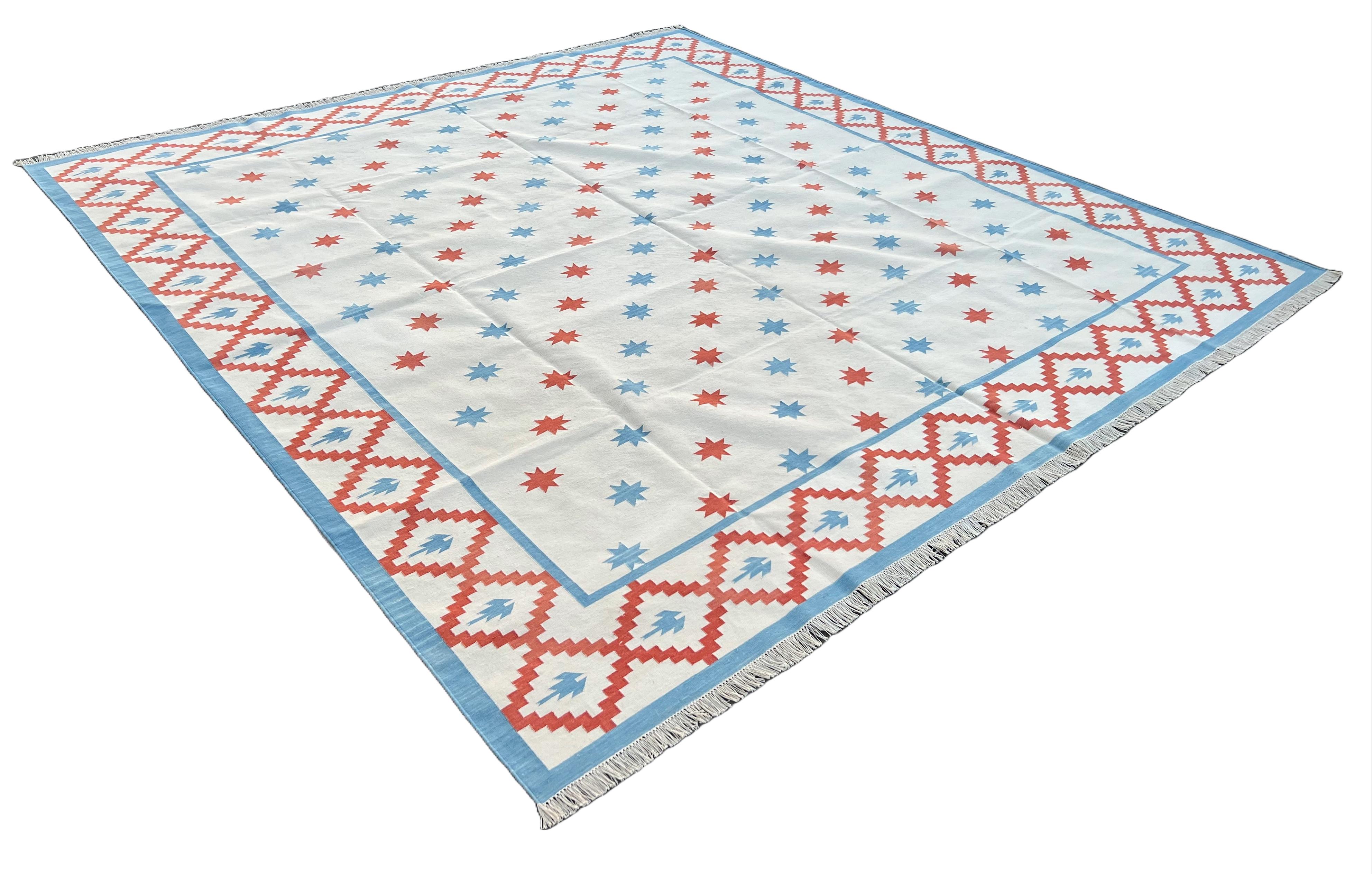 Baumwolle pflanzlich gefärbt Reversible Creme, Himmelblau und Terrakotta rot Indian Star Geometric Rug - 8'x10'
Diese speziellen flachgewebten Dhurries werden aus 15-fachem Garn aus 100% Baumwolle handgewebt. Aufgrund der speziellen