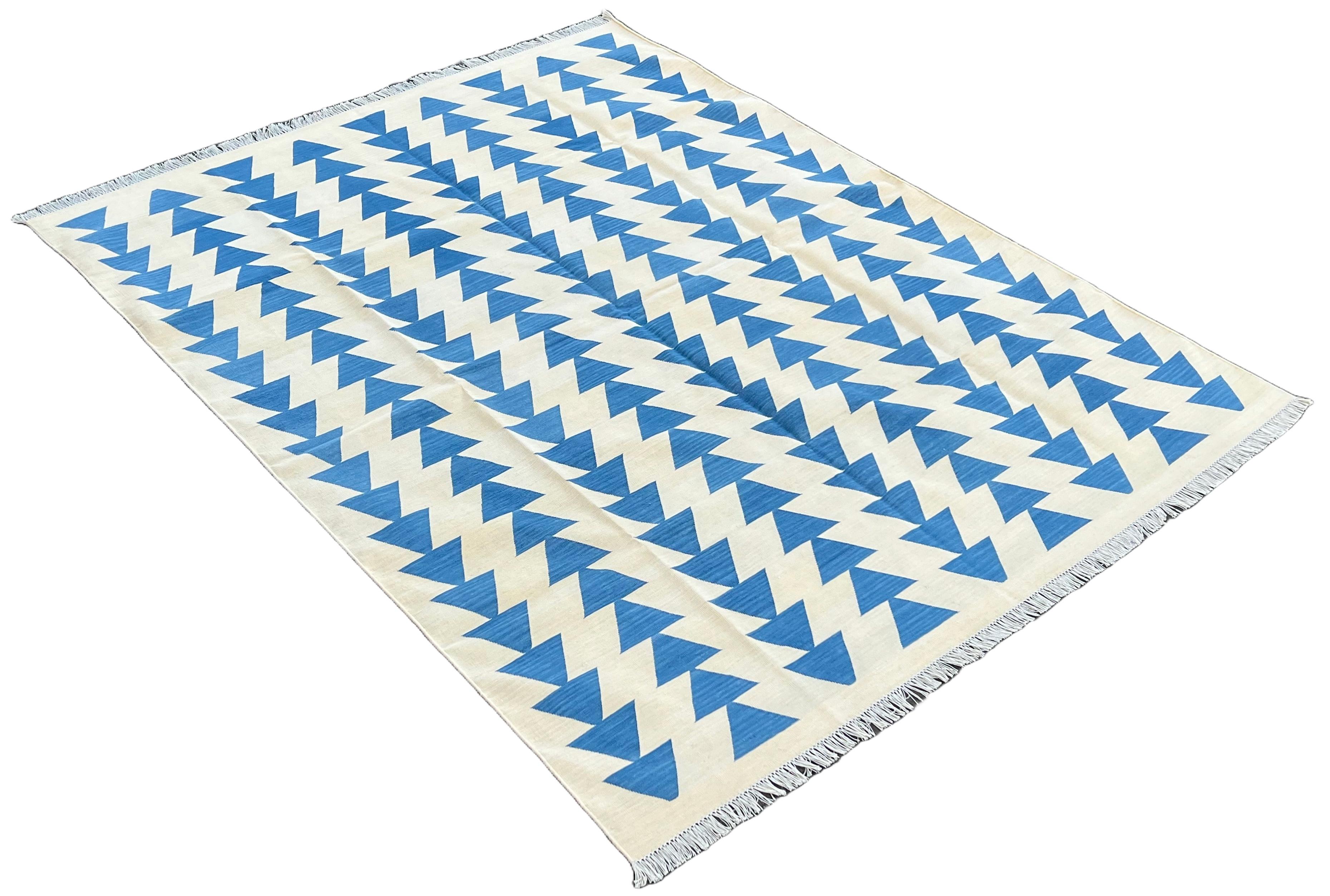Tapis indien en coton teint dans la masse crème et bleu à carreaux pyramidaux-6'x9'.
Ces dhurries spéciales à tissage plat sont tissées à la main avec du fil 100 % coton 15 plis. En raison des techniques de fabrication spéciales utilisées pour créer