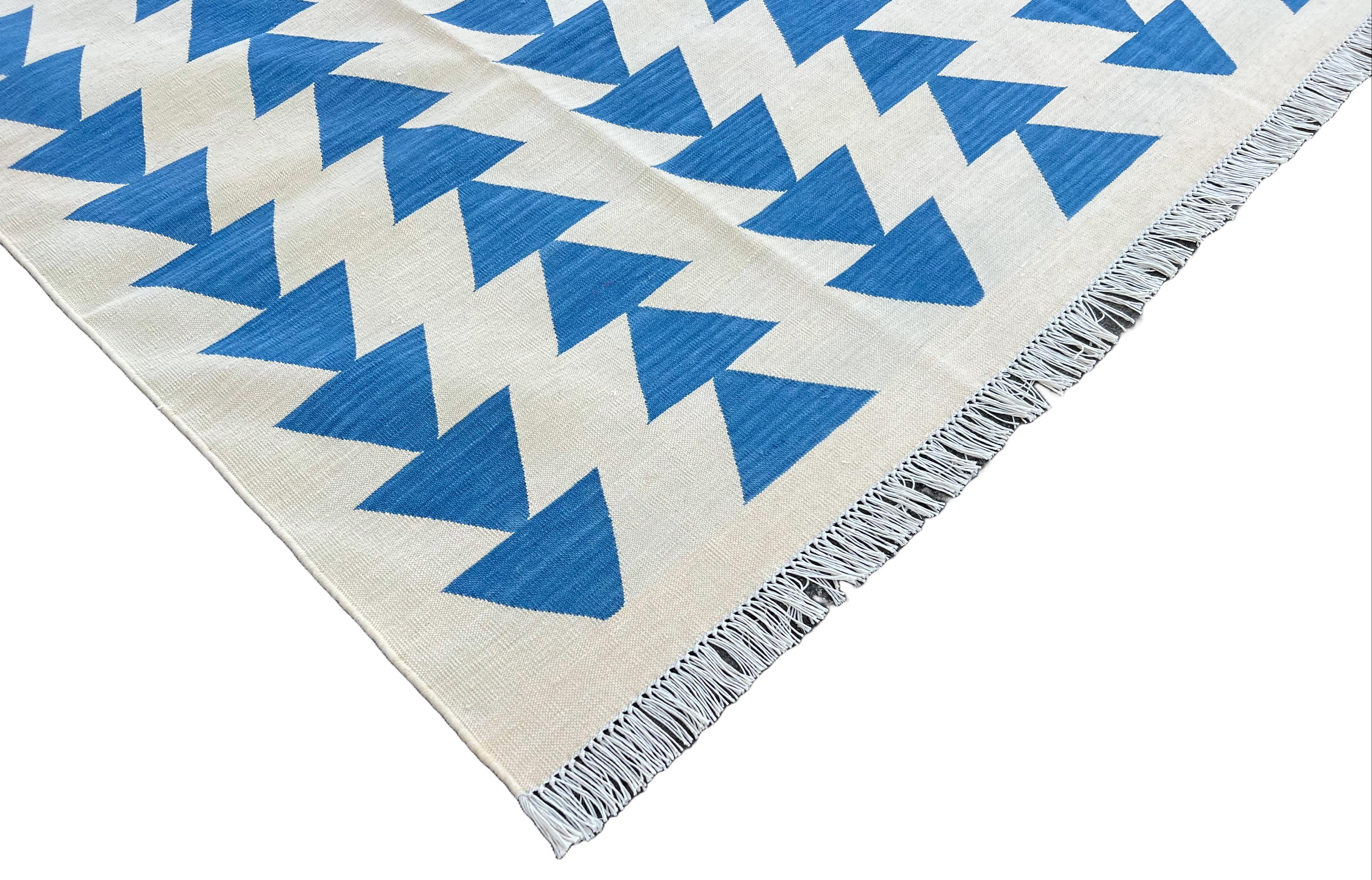 Mid-Century Modern Handmade Cotton Area Flat Weave Rug, Cream & Blue Pyramid Checked Indian Dhurrie For Sale