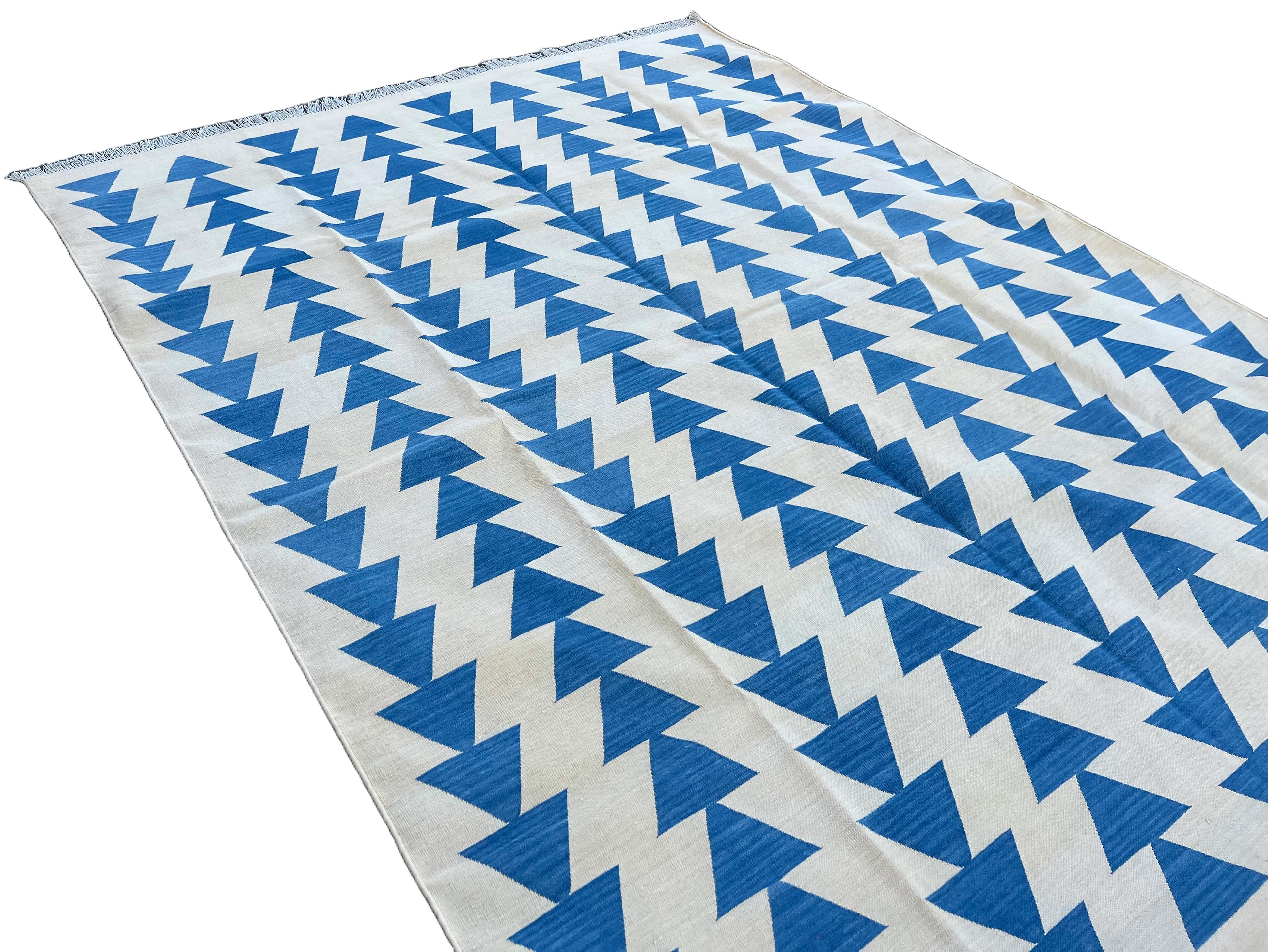 Handmade Cotton Area Flat Weave Rug, Cream & Blue Pyramid Checked Indian Dhurrie In New Condition For Sale In Jaipur, IN
