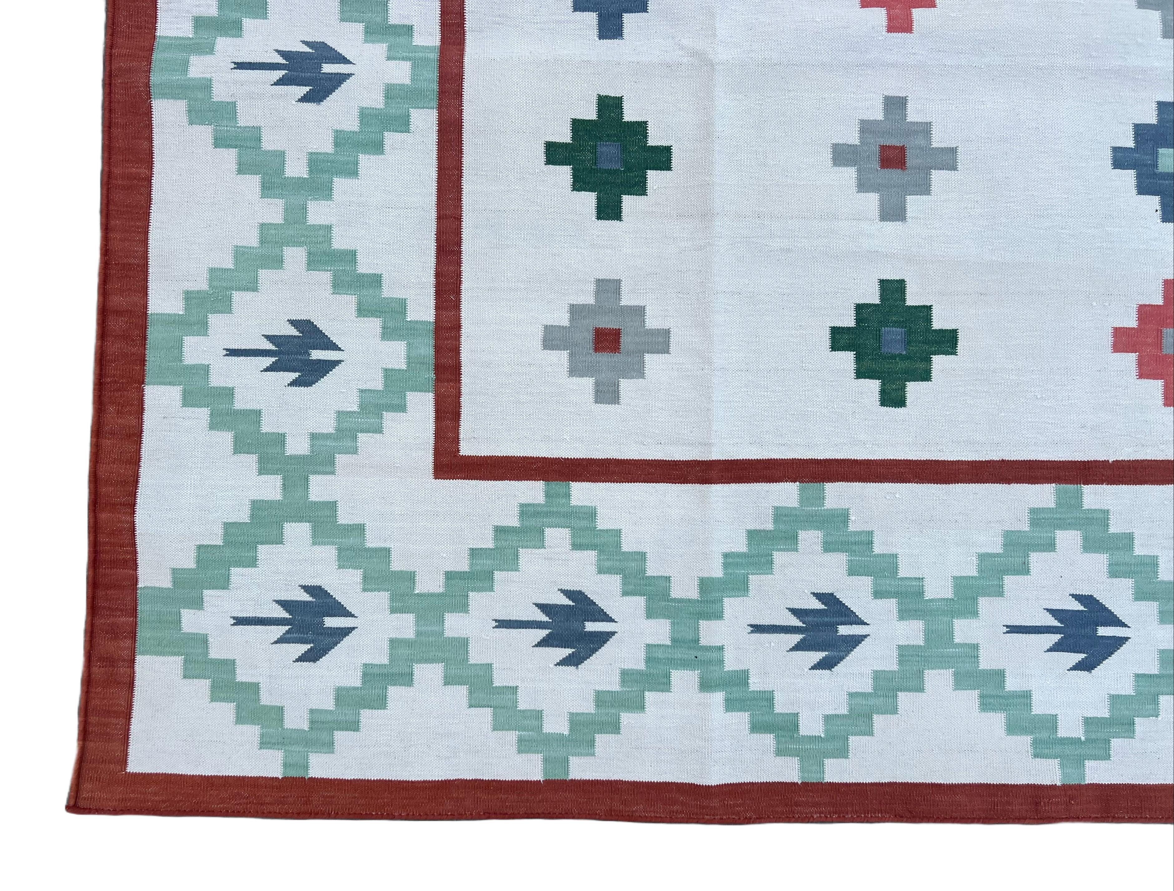 Handmade Cotton Area Flat Weave Rug, Cream & Green Indian Star Geometric Dhurrie In New Condition For Sale In Jaipur, IN