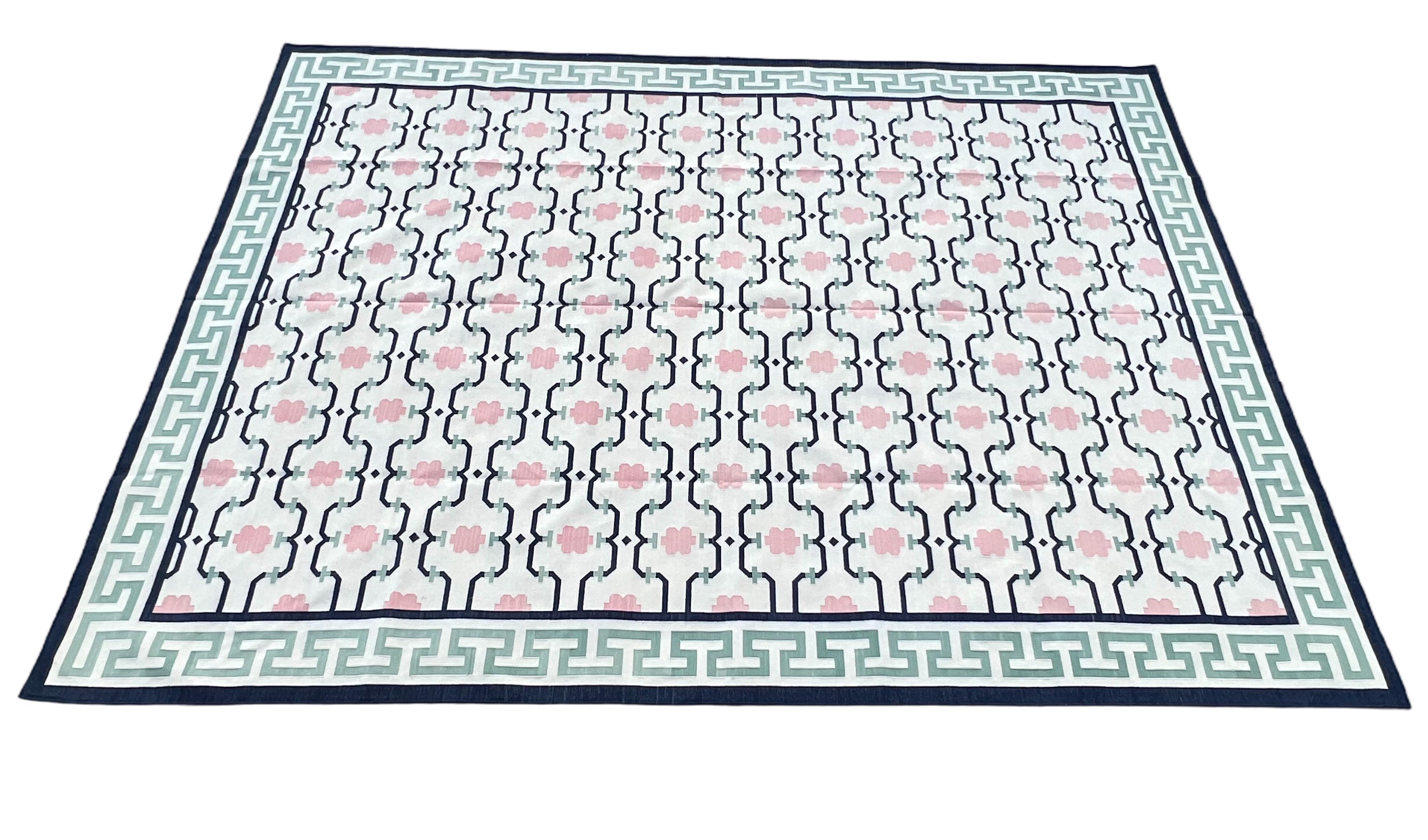 Handgefertigter Flachgewebe-Teppich aus Baumwolle, Creme, Grün & Marineblau, geometrisch Dhurrie im Angebot 4