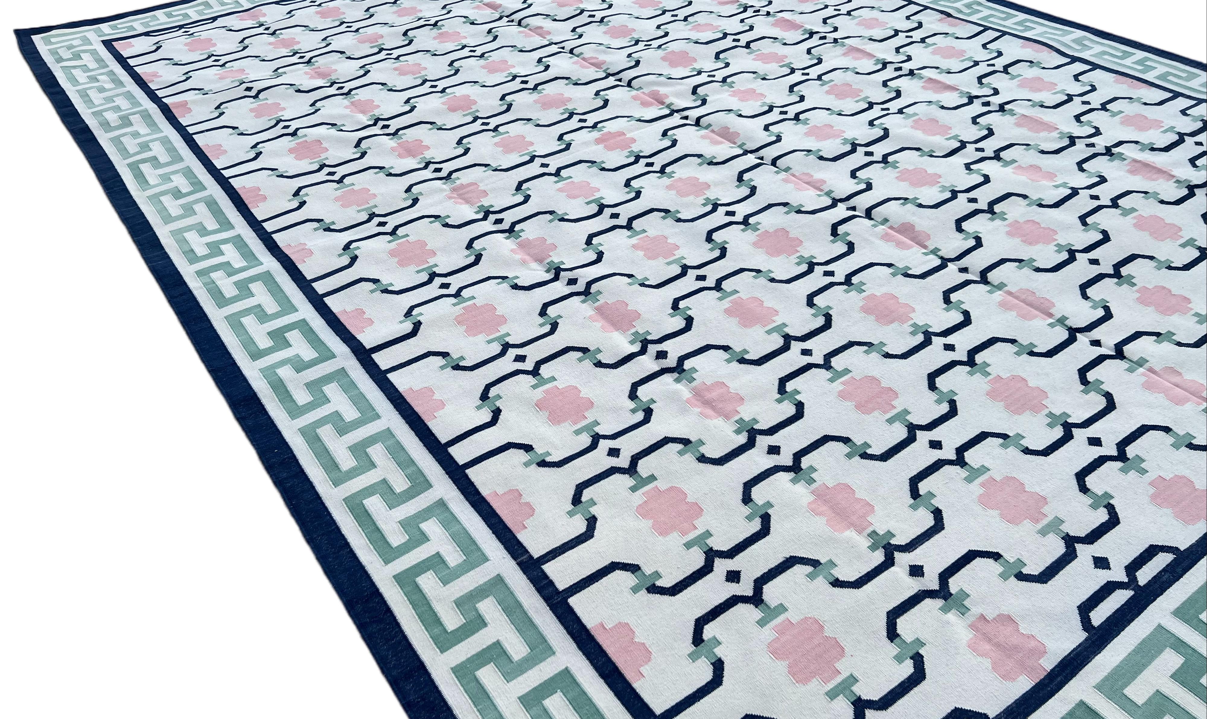 Handgefertigter Flachgewebe-Teppich aus Baumwolle, Creme, Grün & Marineblau, geometrisch Dhurrie (21. Jahrhundert und zeitgenössisch) im Angebot