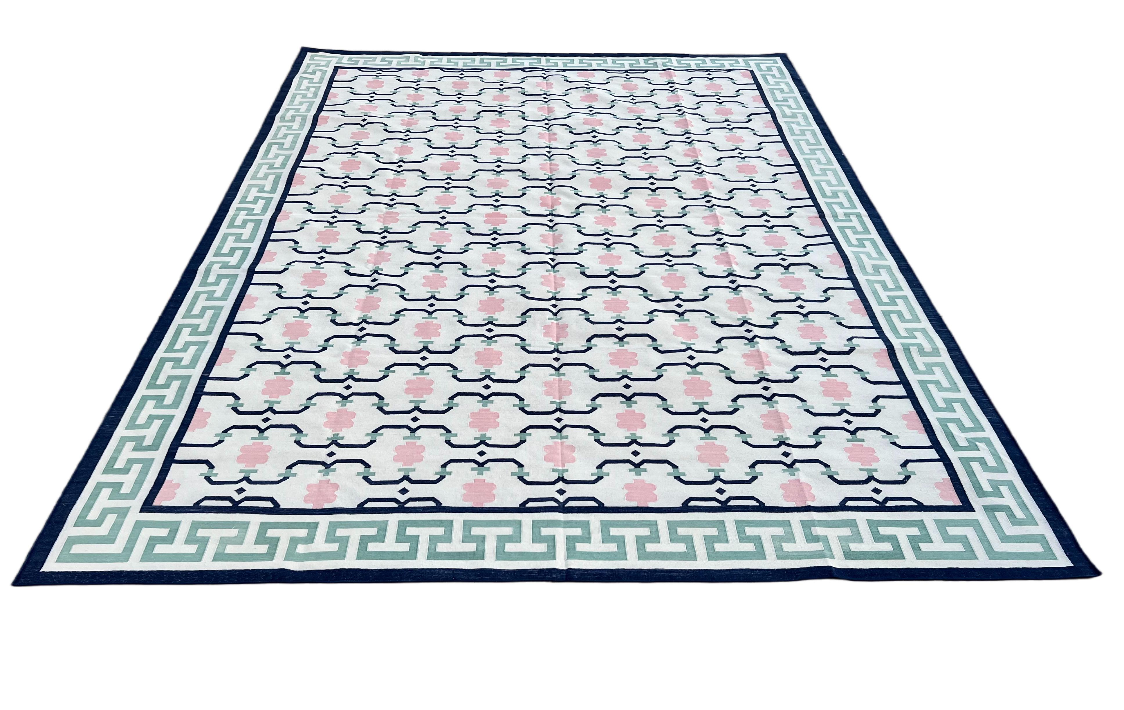Handgefertigter Flachgewebe-Teppich aus Baumwolle, Creme, Grün & Marineblau, geometrisch Dhurrie im Angebot 1