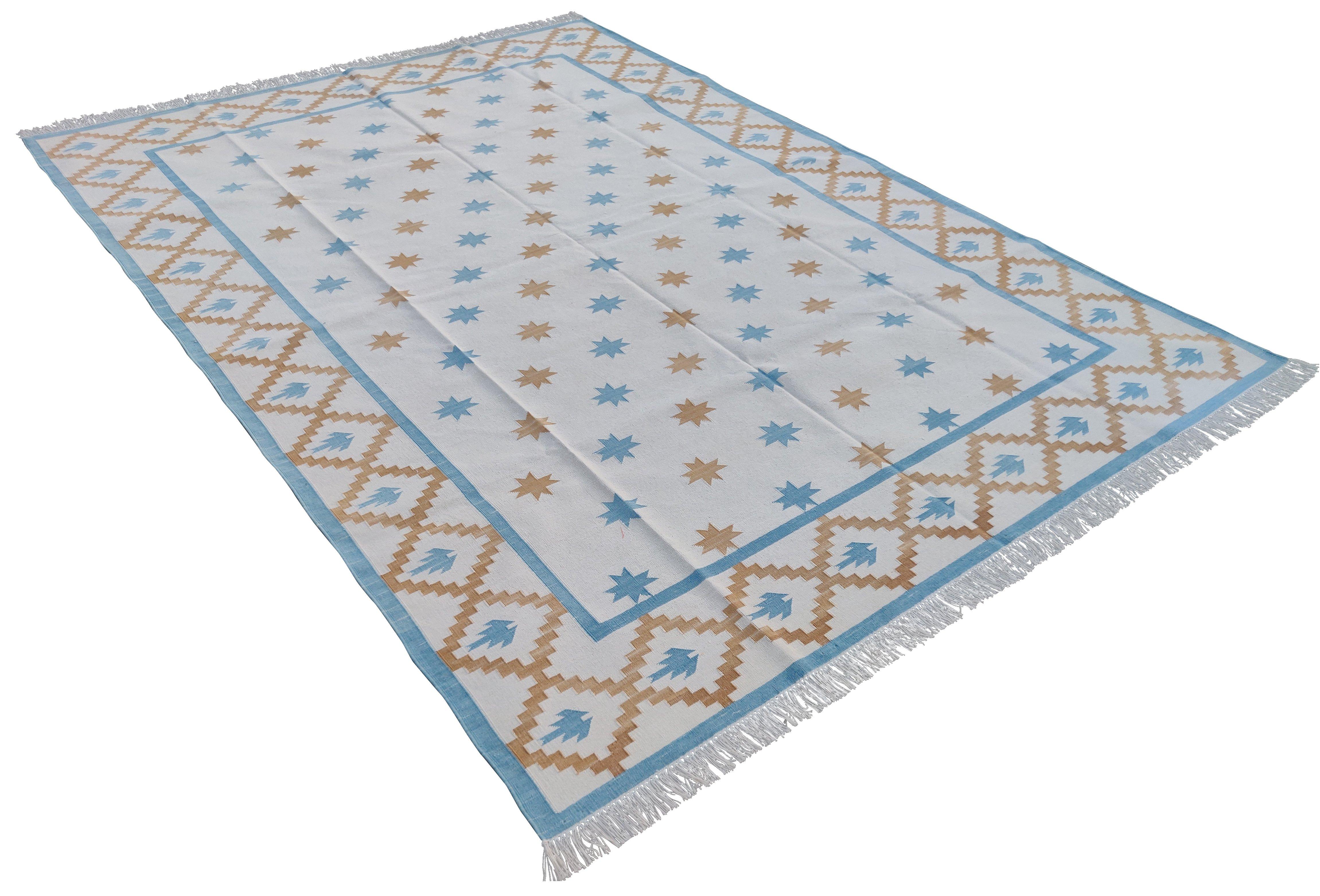 Baumwolle Natürliche pflanzlich gefärbte Creme, Himmelblau und Tan Geometrische Star indischen Teppich-6'x9'
Diese speziellen flachgewebten Dhurries werden aus 15-fachem Garn aus 100% Baumwolle handgewebt. Aufgrund der speziellen