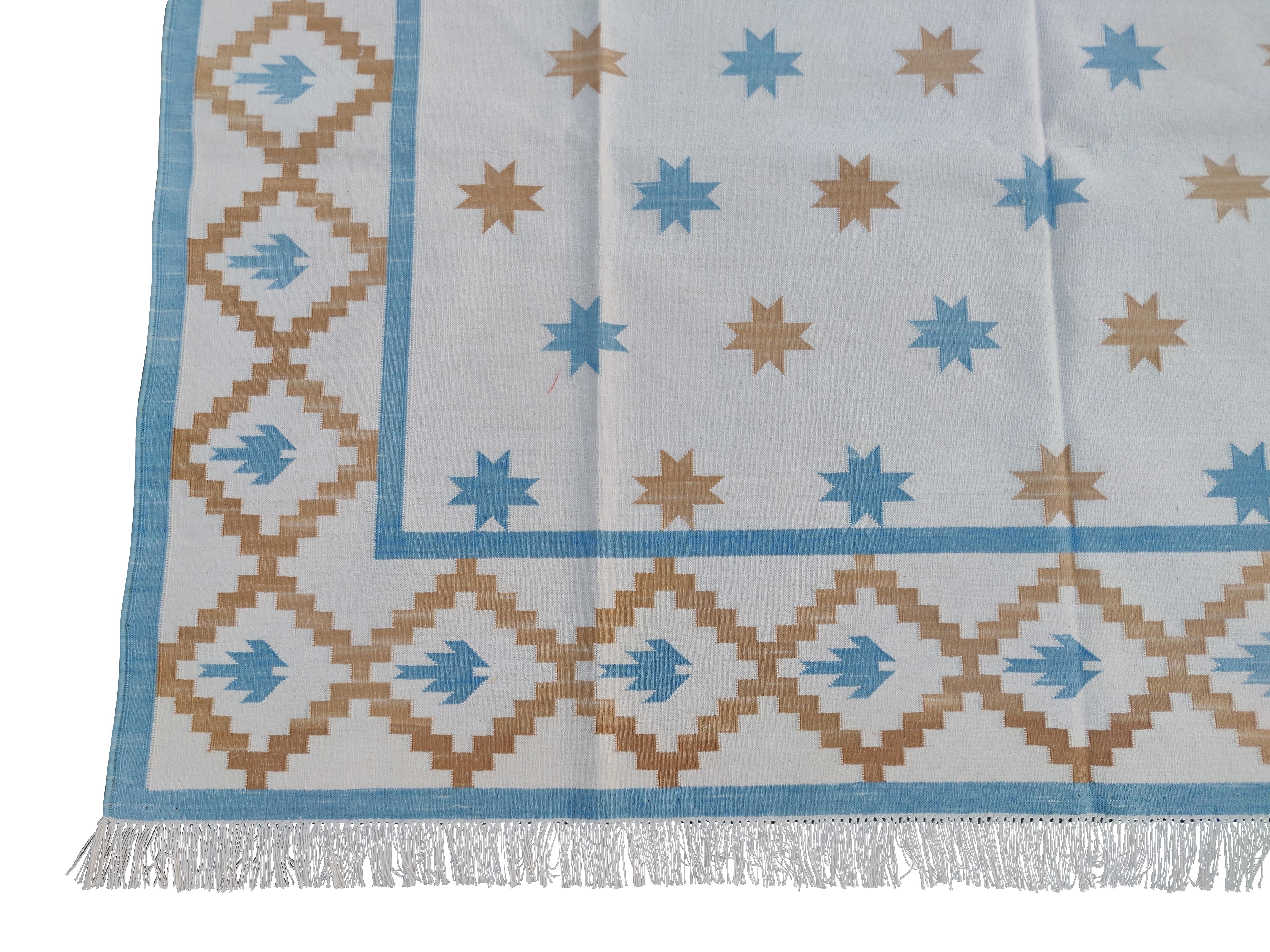 Handgefertigter Flachgewebe-Teppich aus Baumwolle, Creme, Hellbraun, Tan, Blauer indischer Stern, Indischer Dhurrie im Angebot 1