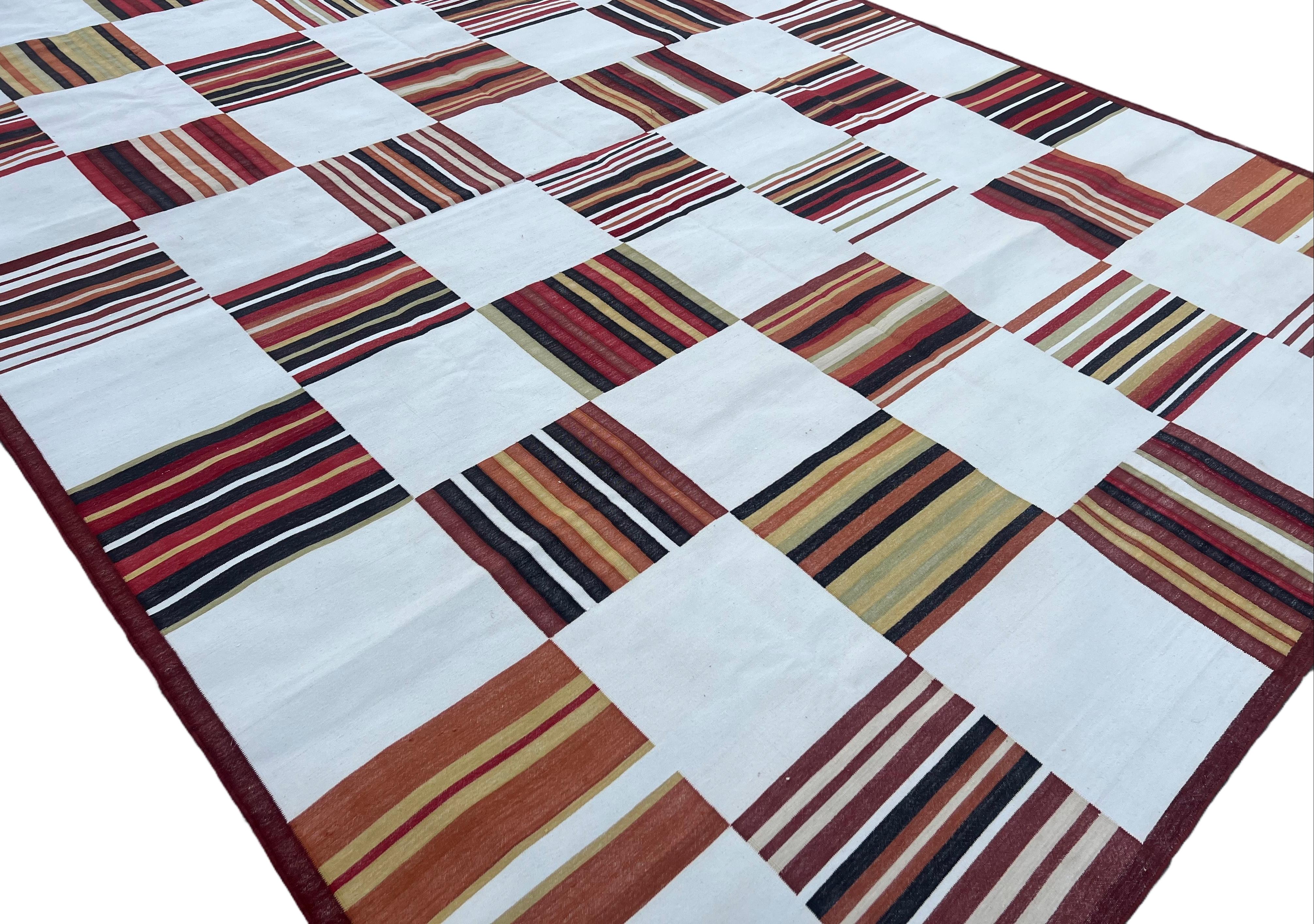 Handgefertigter Flachgewebe-Teppich aus Baumwolle, Creme & Terrakotta, rotes Kachelmuster Dhurrie im Angebot 4