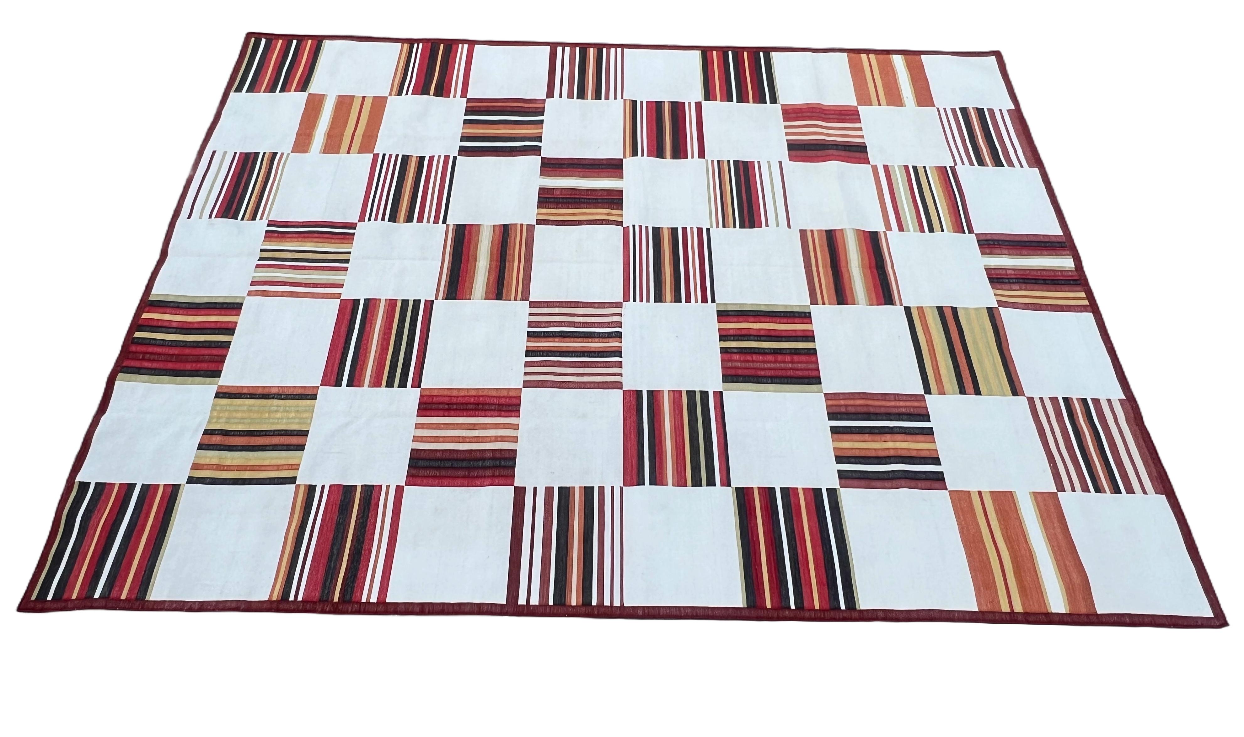 Handgefertigter Flachgewebe-Teppich aus Baumwolle, Creme & Terrakotta, rotes Kachelmuster Dhurrie (Moderne der Mitte des Jahrhunderts) im Angebot