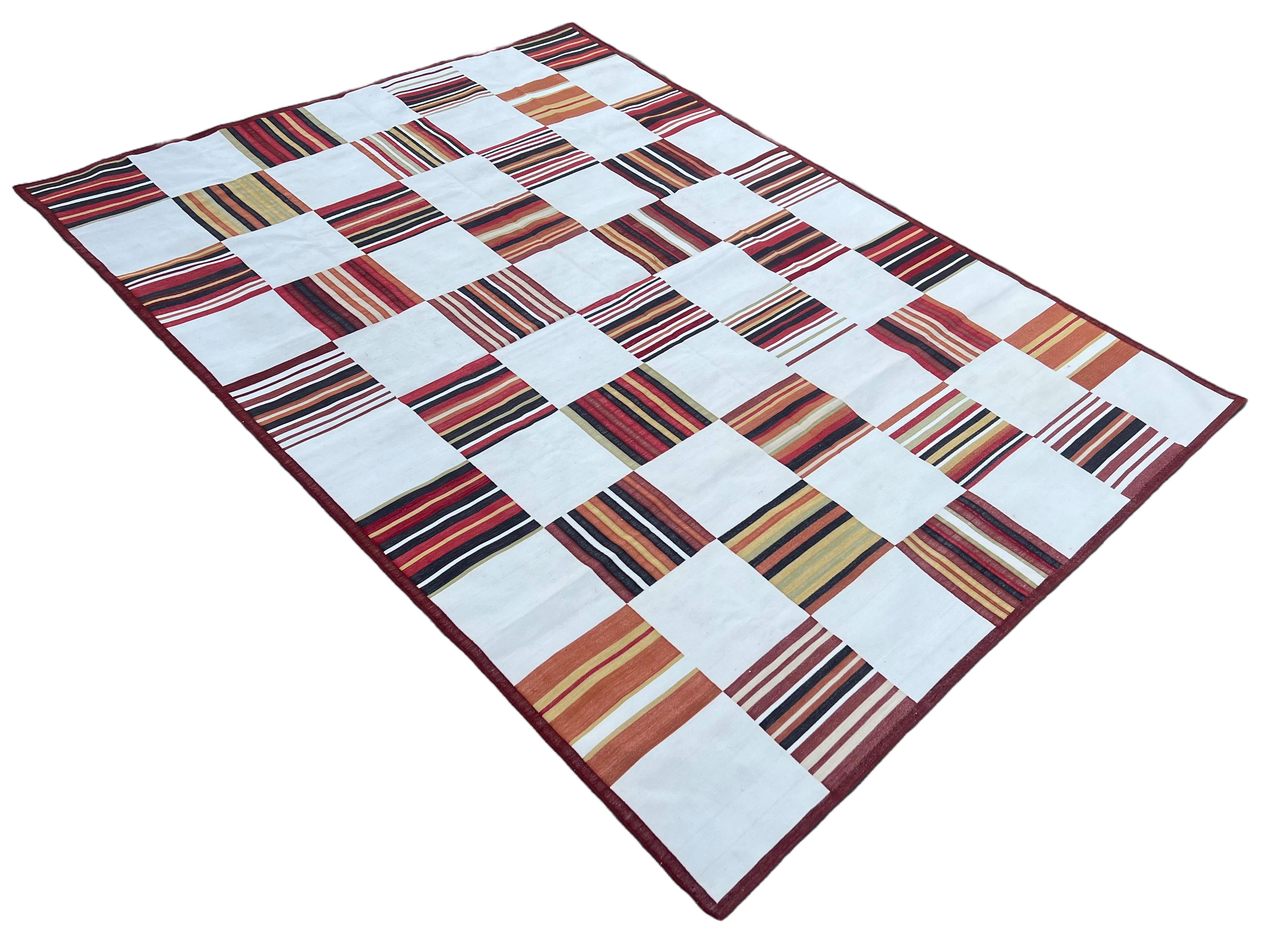 Handgefertigter Flachgewebe-Teppich aus Baumwolle, Creme & Terrakotta, rotes Kachelmuster Dhurrie (Indisch) im Angebot