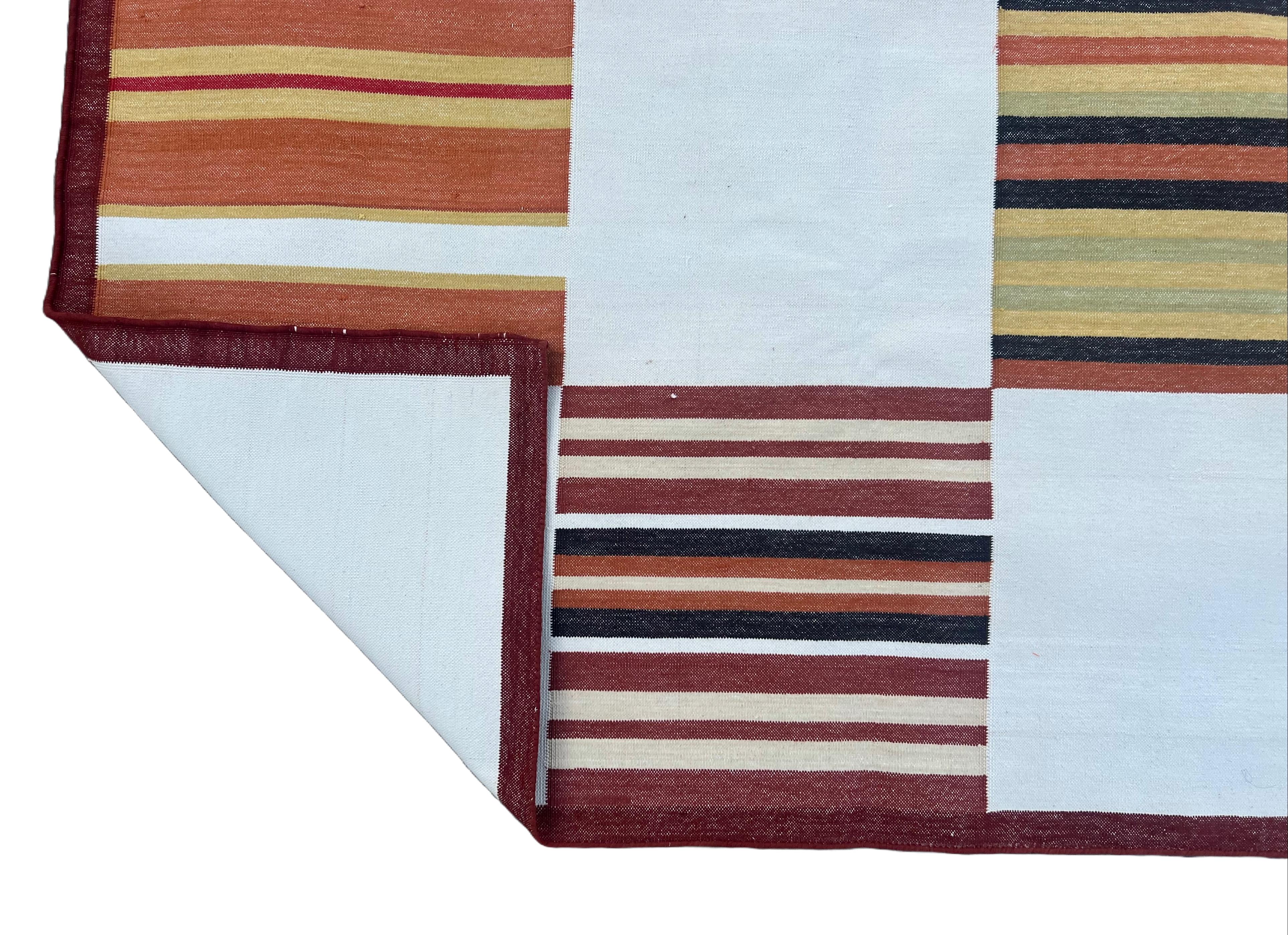Handgefertigter Flachgewebe-Teppich aus Baumwolle, Creme & Terrakotta, rotes Kachelmuster Dhurrie (Handgewebt) im Angebot