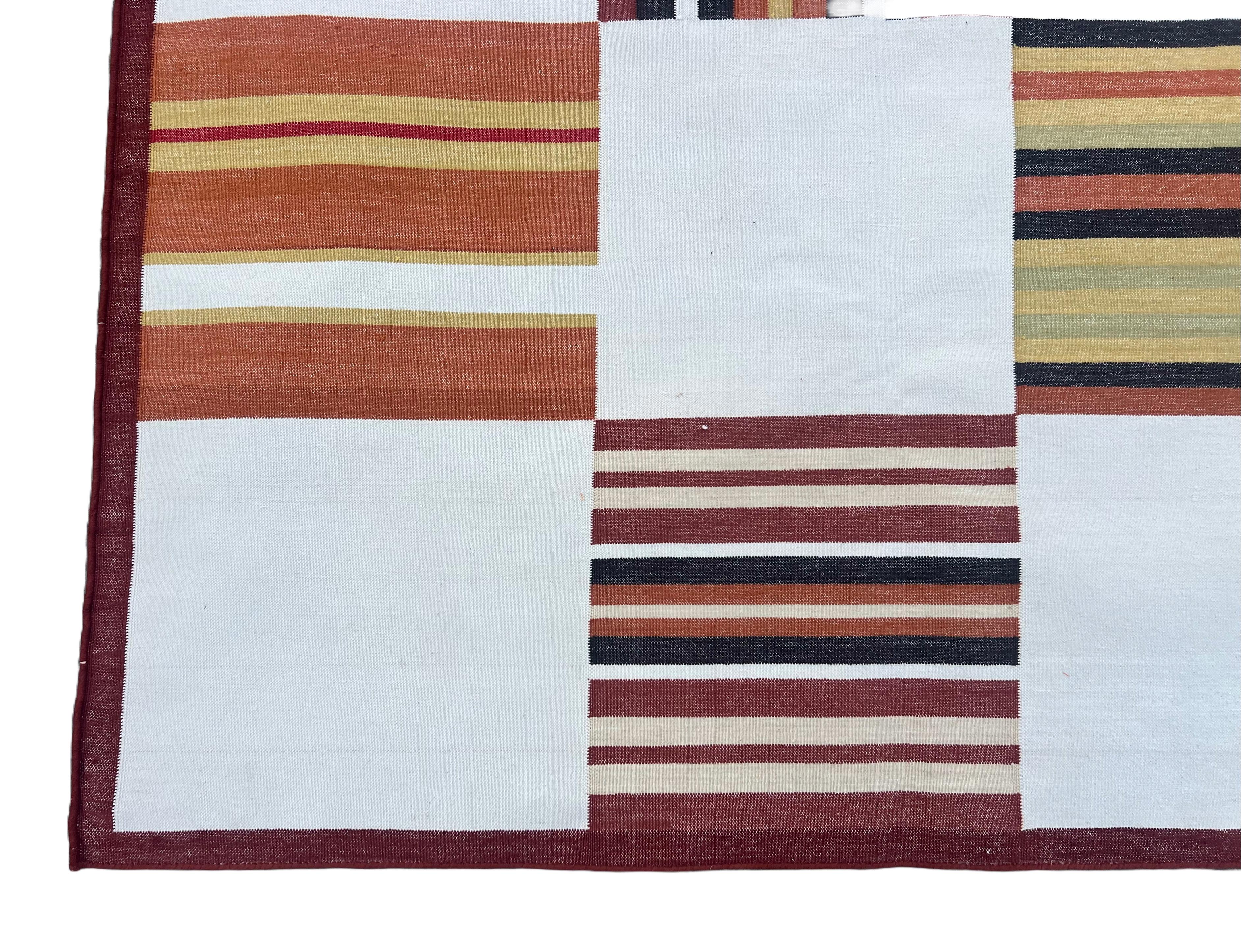 Handgefertigter Flachgewebe-Teppich aus Baumwolle, Creme & Terrakotta, rotes Kachelmuster Dhurrie im Zustand „Neu“ im Angebot in Jaipur, IN