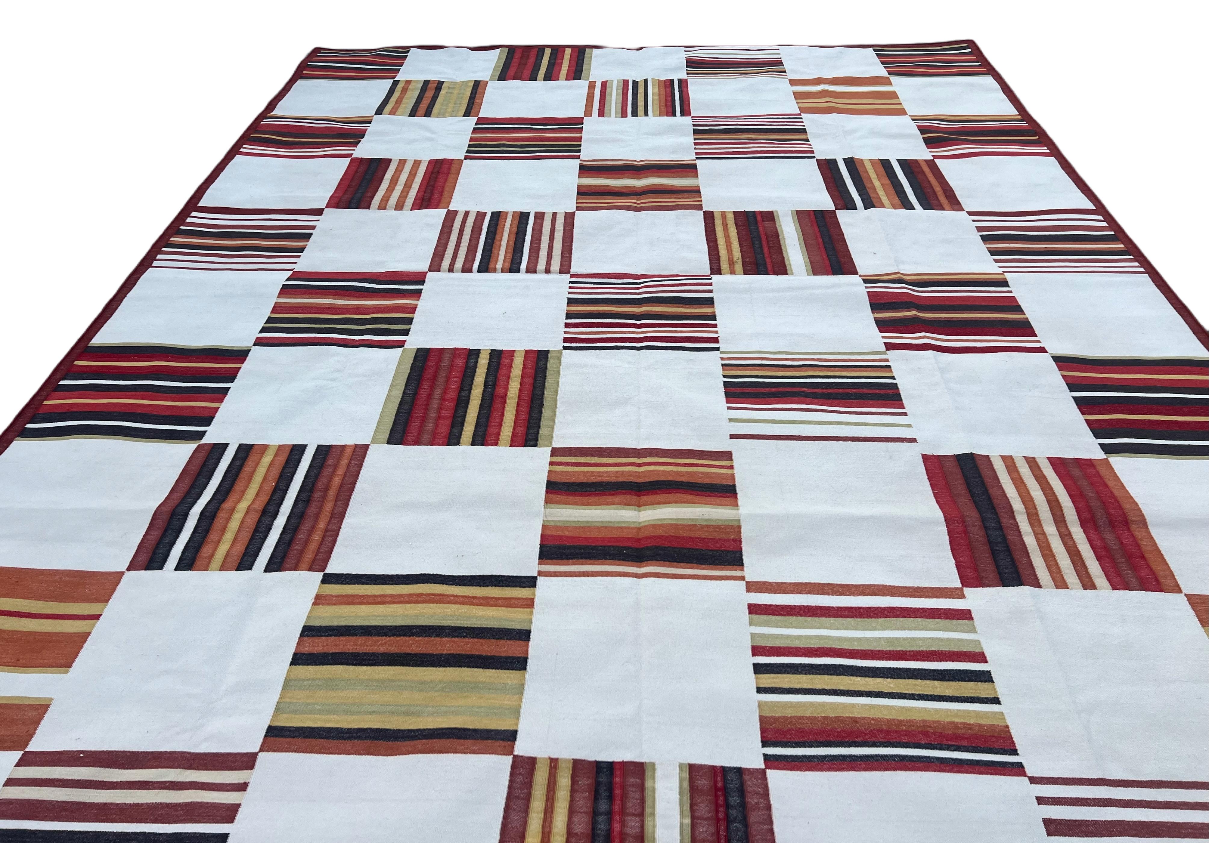 Handgefertigter Flachgewebe-Teppich aus Baumwolle, Creme & Terrakotta, rotes Kachelmuster Dhurrie (21. Jahrhundert und zeitgenössisch) im Angebot