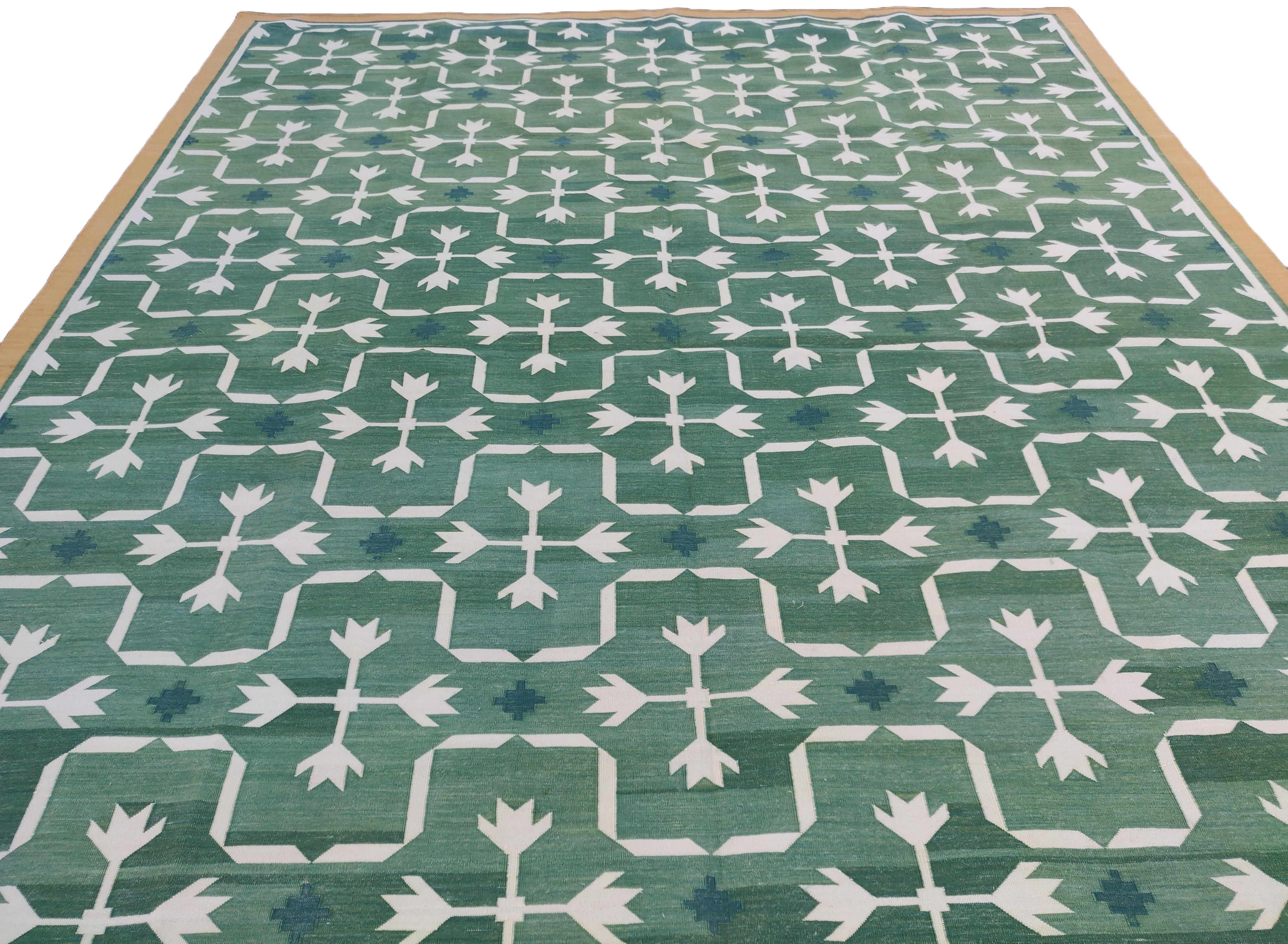 Tapis indien réversible en coton teint dans la masse à motifs de feuilles vert forêt, crème et jaune - 8'x10'
Ces dhurries spéciales à tissage plat sont tissées à la main avec du fil 100 % coton 15 plis. En raison des techniques de fabrication