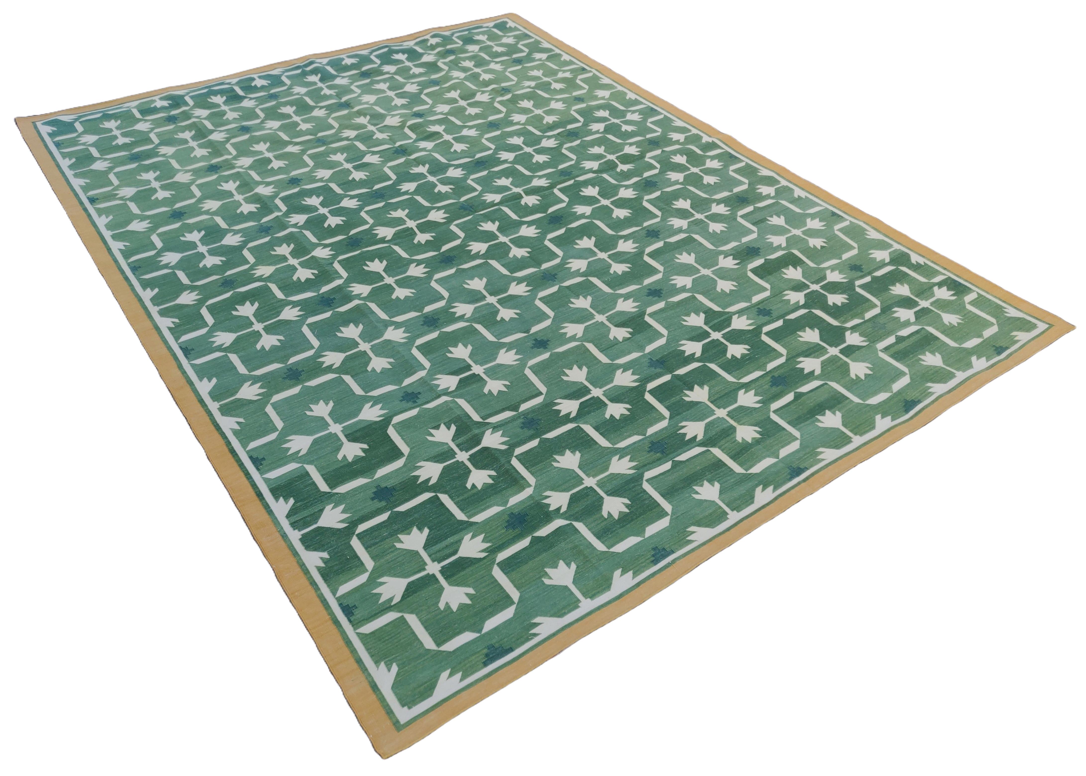 Handmade Cotton Area Flat Weave Rug, Green And White Leaf Pattern Indian Dhurrie In New Condition For Sale In Jaipur, IN