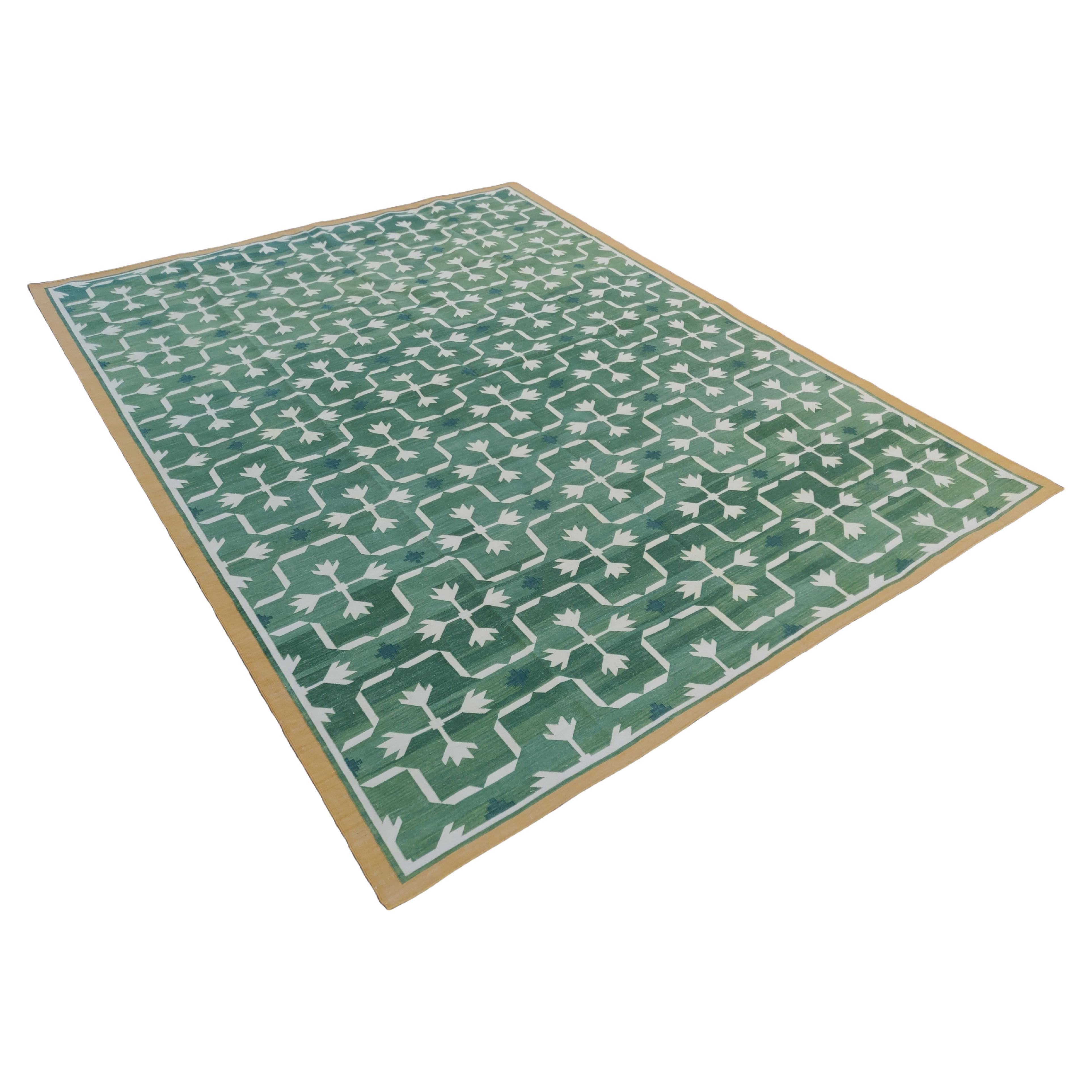 Handgefertigter Flachgewebe-Teppich aus Baumwolle, grünes und weißes Blattmuster, indischer Dhurrie