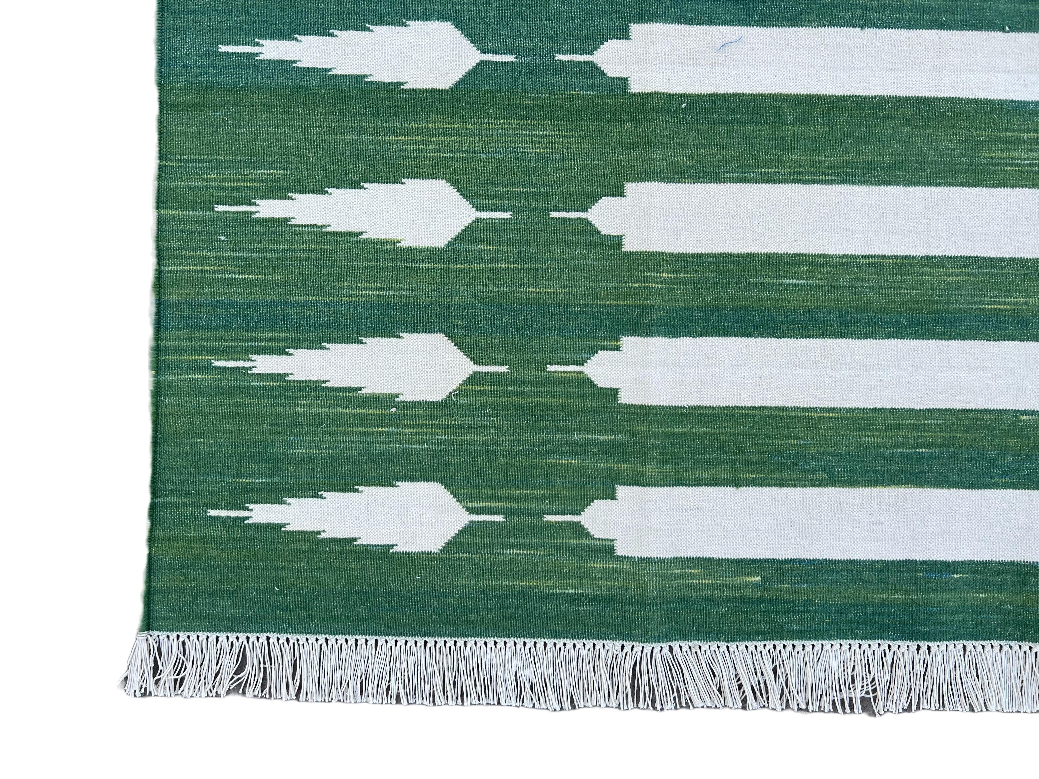 Handgefertigter Flachgewebe-Teppich aus Baumwolle, grüner und weiß gestreifter indischer Dhurrie-Teppich im Angebot 3