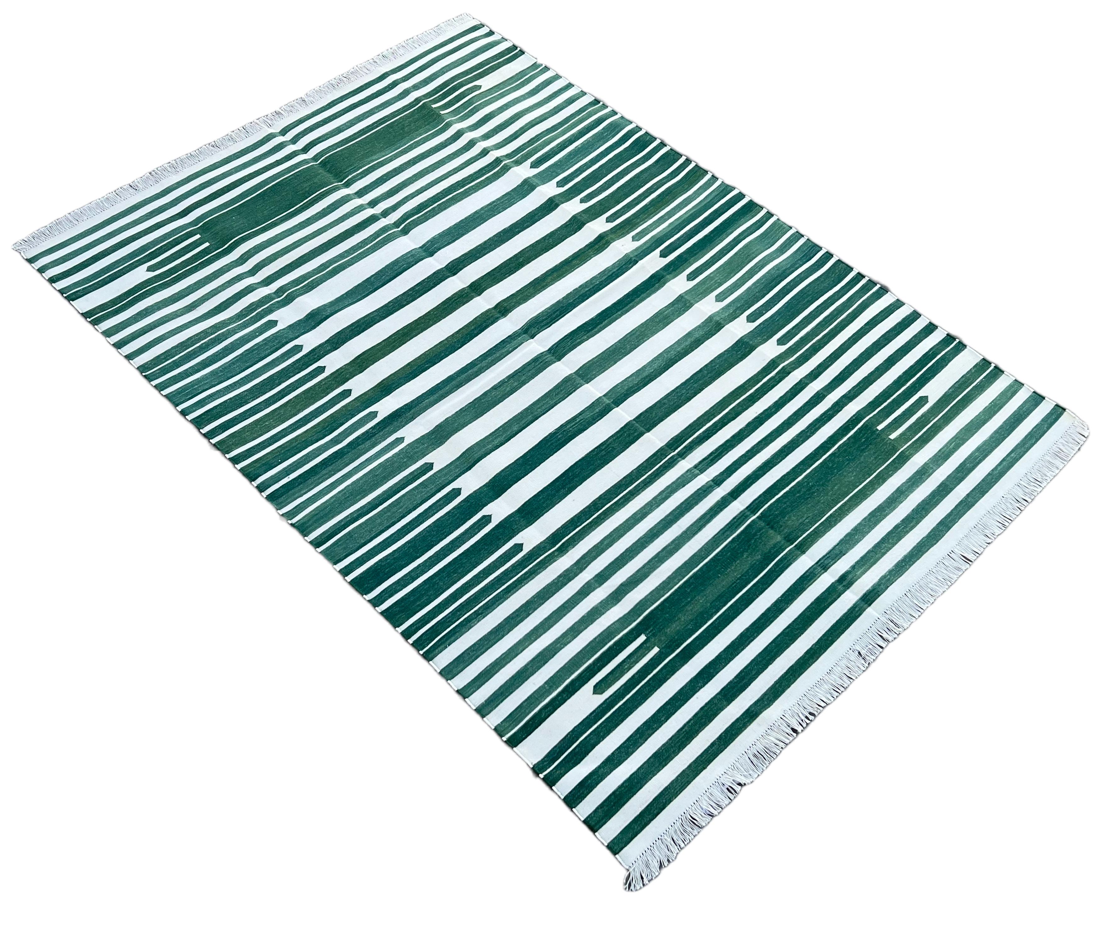Handgefertigter Flachgewebe-Teppich aus Baumwolle, grüner und weiß gestreifter indischer Dhurrie-Teppich im Angebot 3