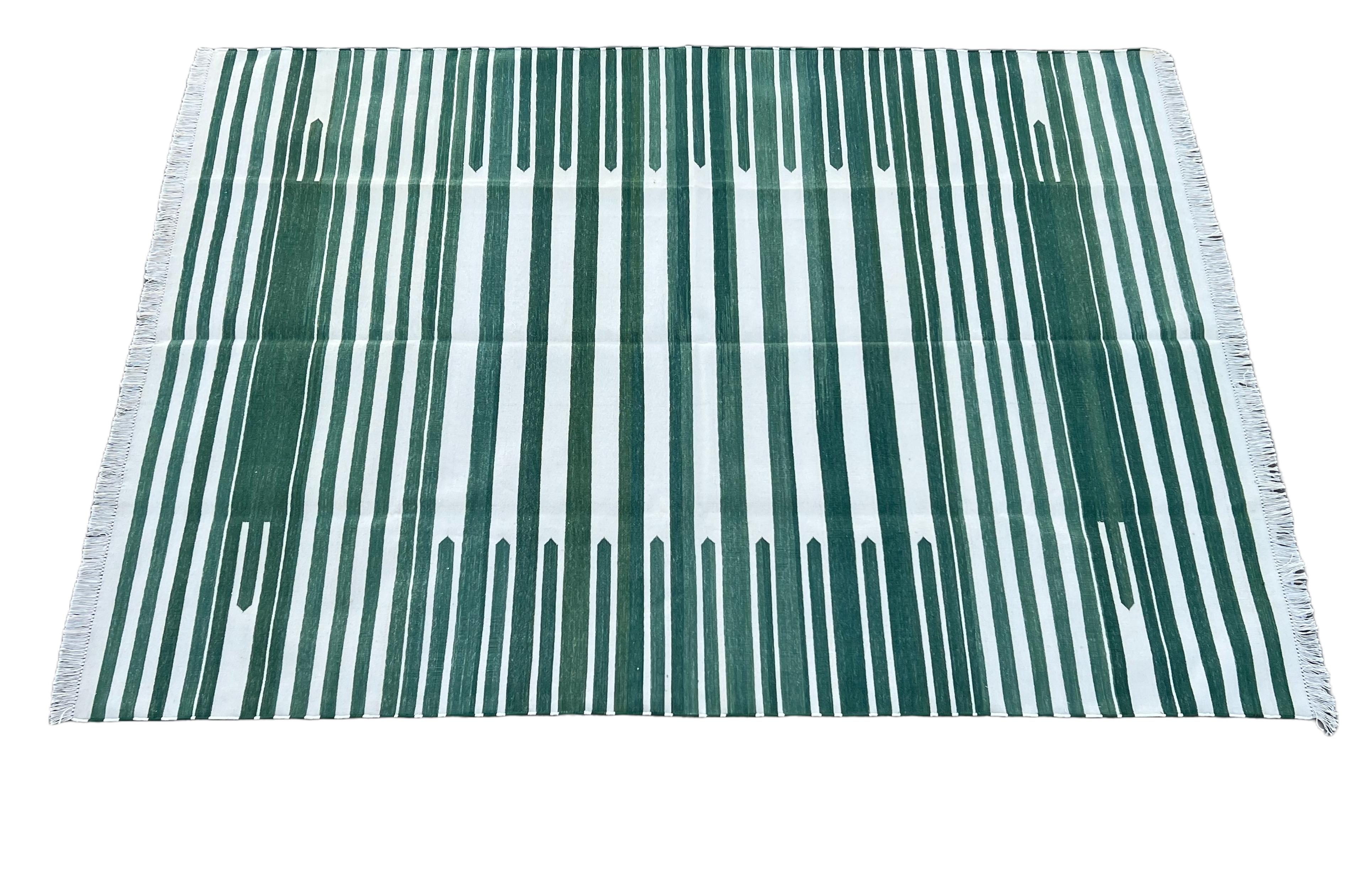 Handgefertigter Flachgewebe-Teppich aus Baumwolle, grüner und weiß gestreifter indischer Dhurrie-Teppich im Angebot 4