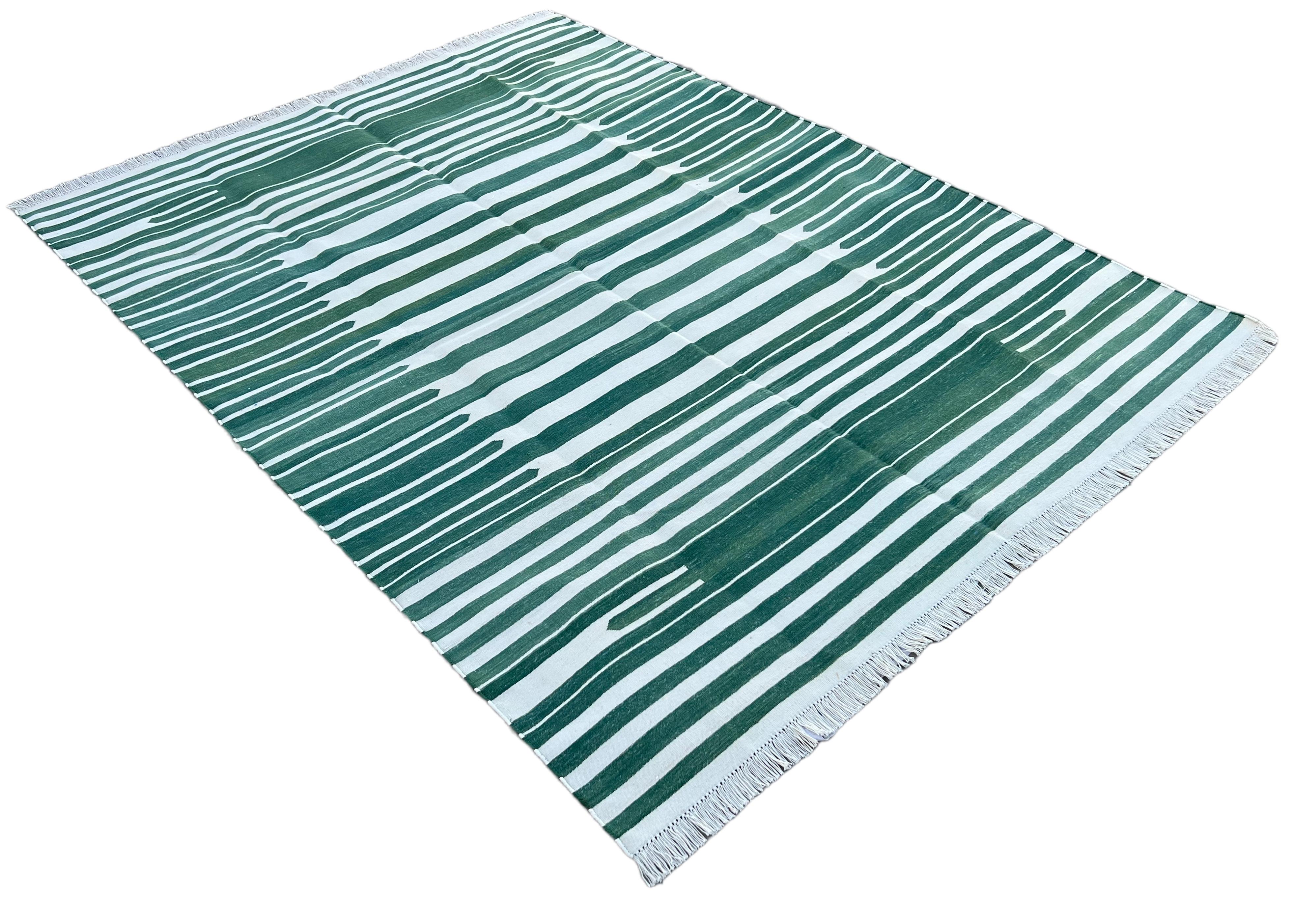 Baumwolle natürlich pflanzlich gefärbt Waldgrün und weiß gestreift Teppich-5'x7'
Diese speziellen flachgewebten Dhurries werden aus 15-fachem Garn aus 100% Baumwolle handgewebt. Aufgrund der speziellen Fertigungstechniken, die zur Herstellung