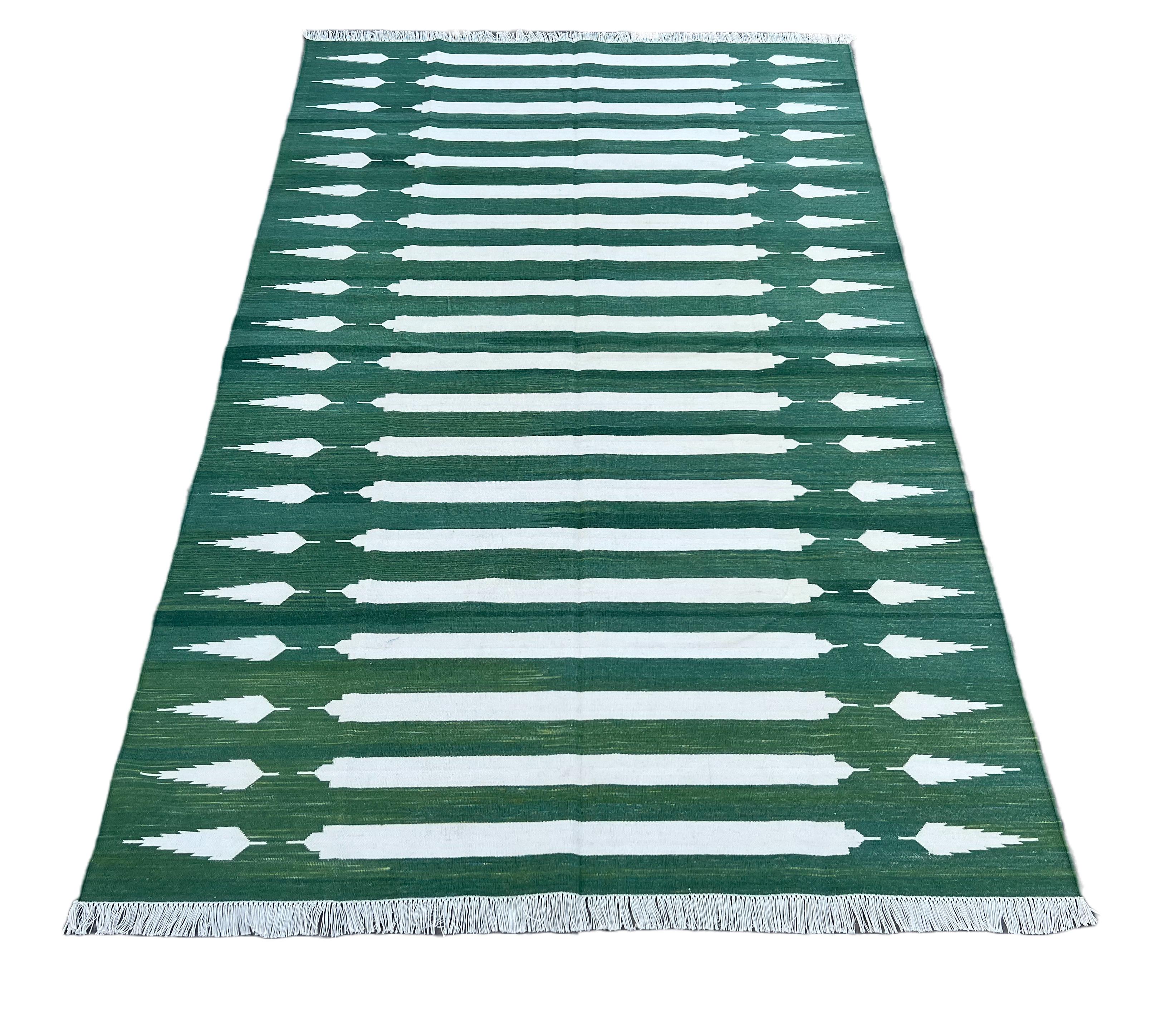 Handgefertigter Flachgewebe-Teppich aus Baumwolle, grüner und weiß gestreifter indischer Dhurrie-Teppich (Handgewebt) im Angebot