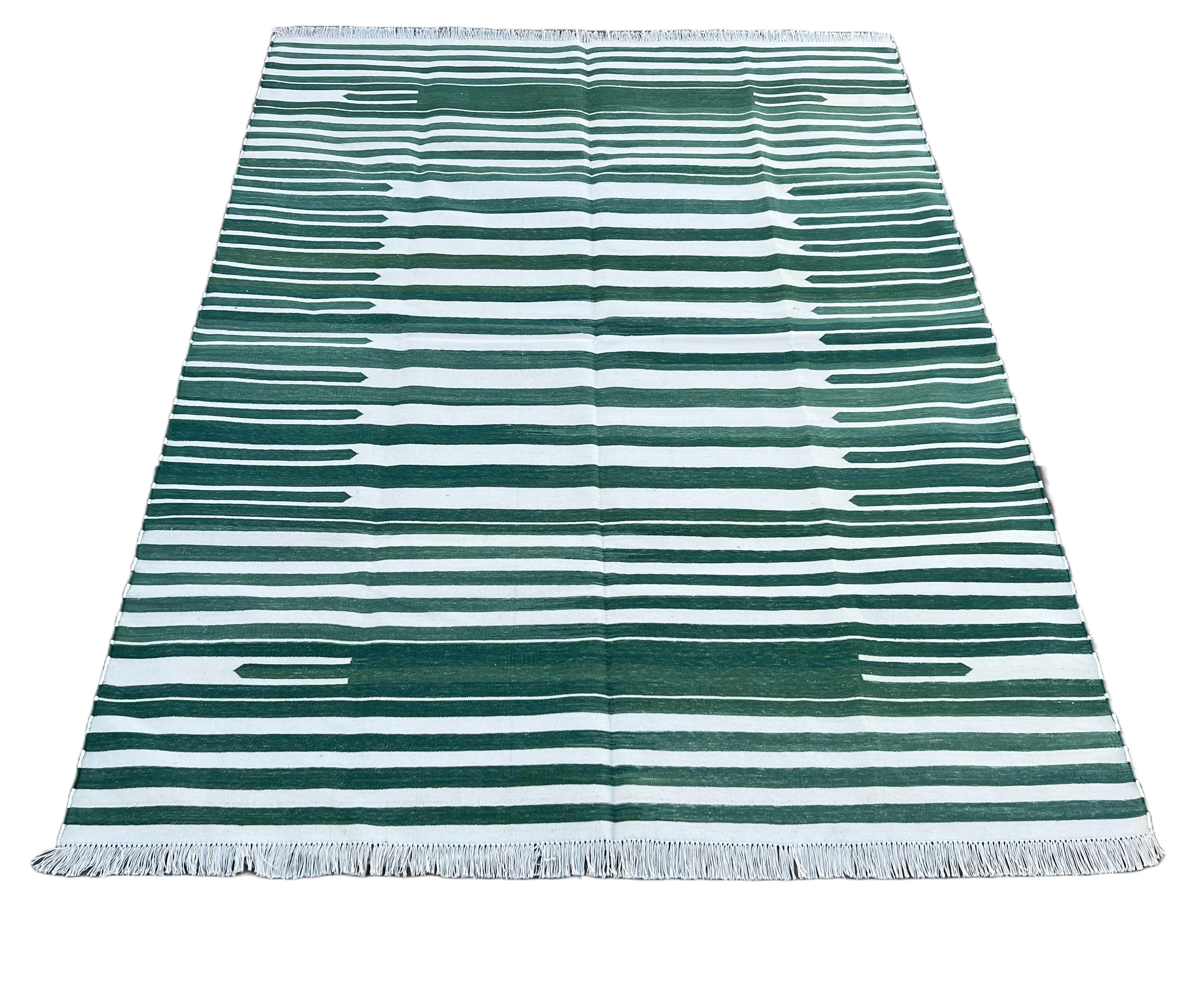 Handgefertigter Flachgewebe-Teppich aus Baumwolle, grüner und weiß gestreifter indischer Dhurrie-Teppich im Zustand „Neu“ im Angebot in Jaipur, IN