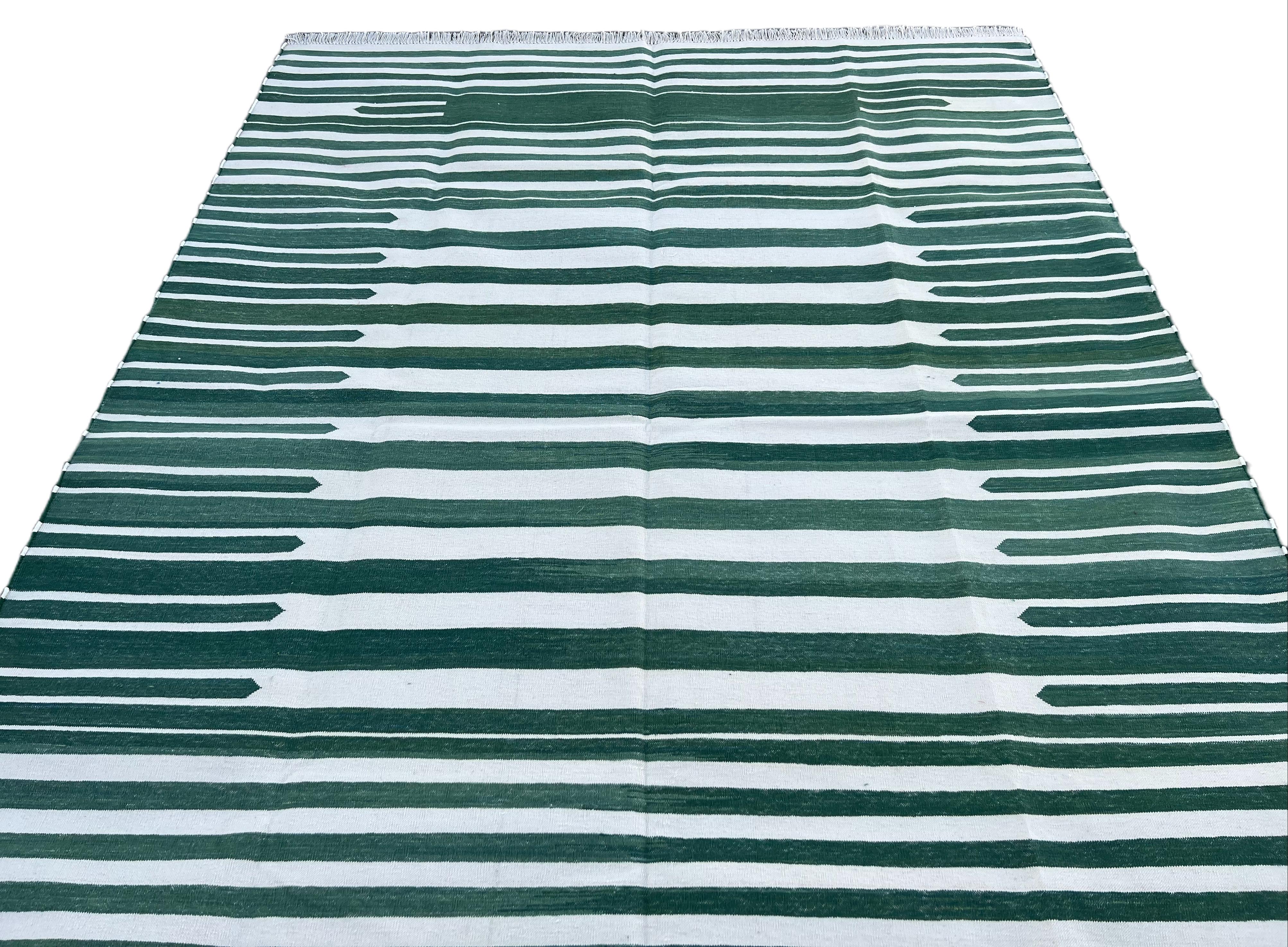 Handgefertigter Flachgewebe-Teppich aus Baumwolle, grüner und weiß gestreifter indischer Dhurrie-Teppich (21. Jahrhundert und zeitgenössisch) im Angebot