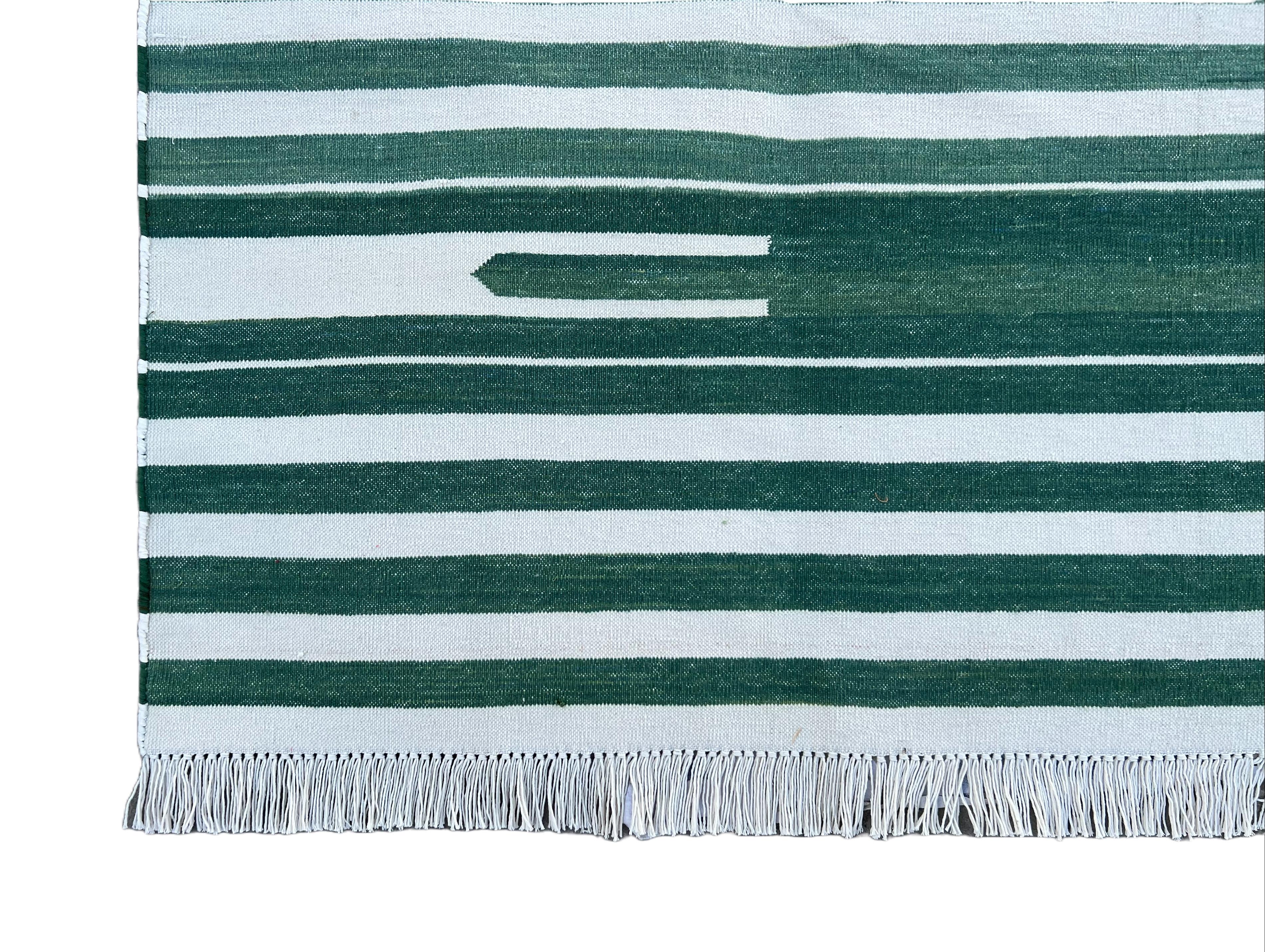 Handgefertigter Flachgewebe-Teppich aus Baumwolle, grüner und weiß gestreifter indischer Dhurrie-Teppich im Angebot 1
