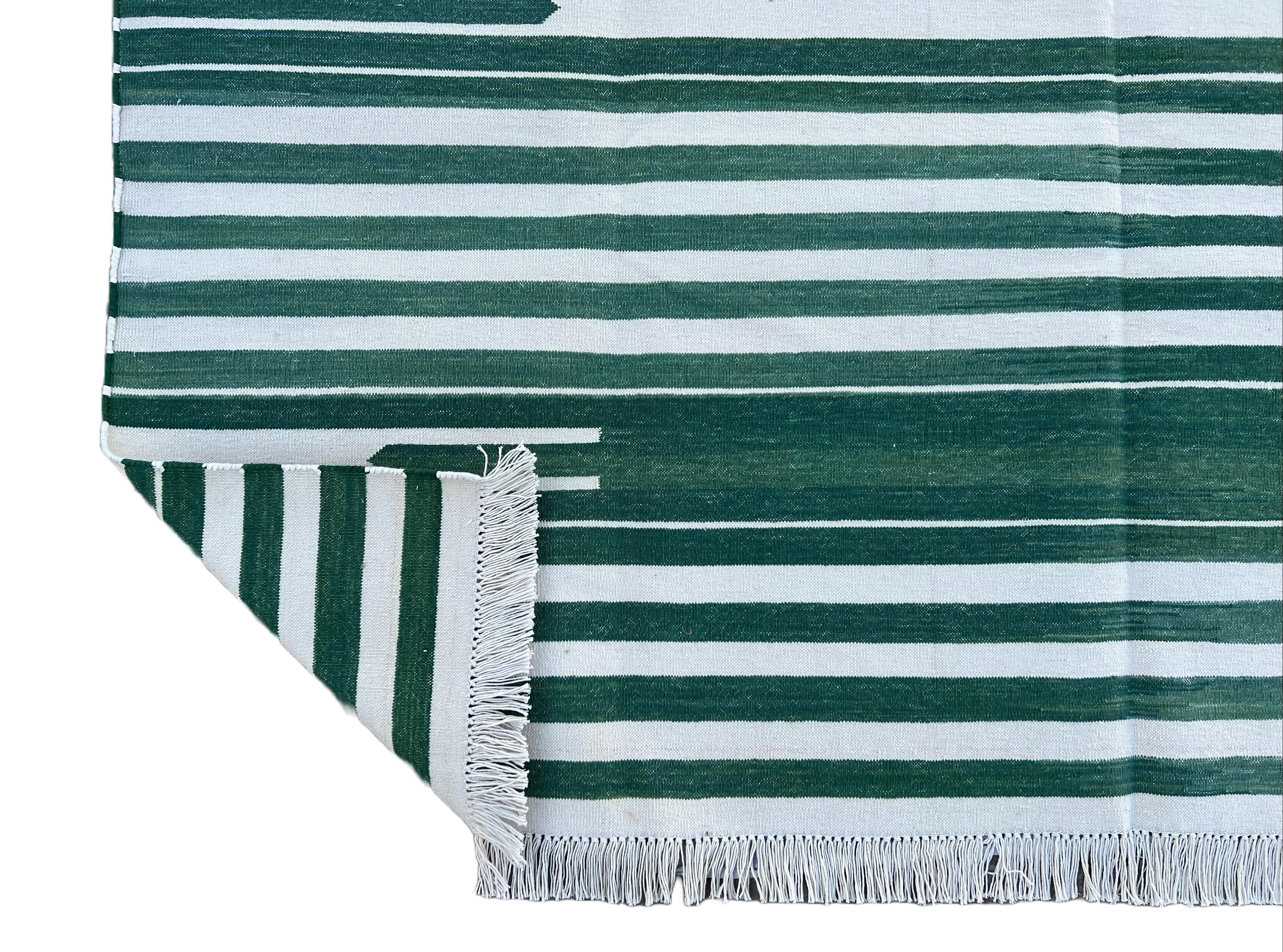 Handgefertigter Flachgewebe-Teppich aus Baumwolle, grüner und weiß gestreifter indischer Dhurrie-Teppich im Angebot 2