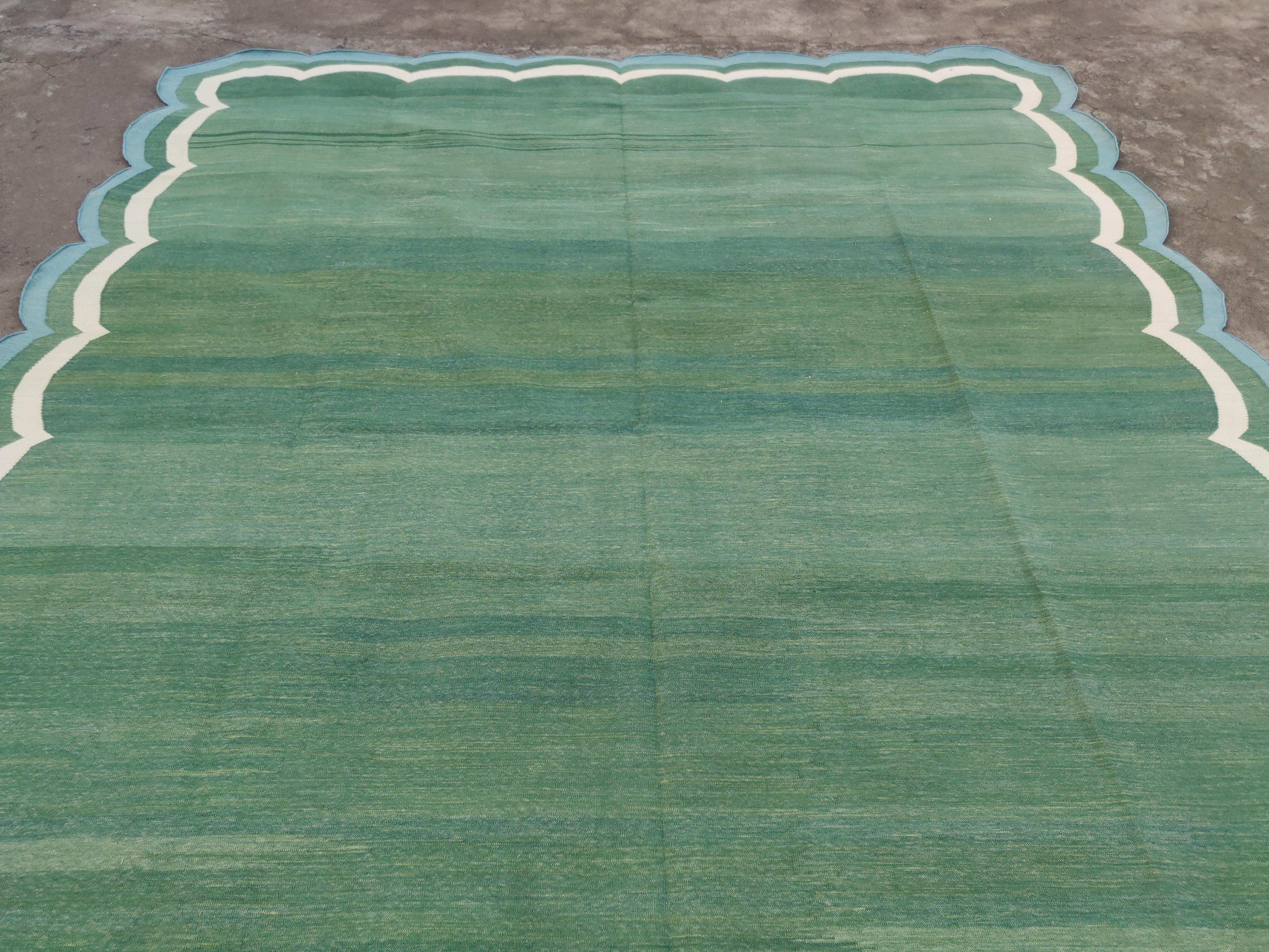 Handgefertigter Flachgewebe-Teppich aus Baumwolle, 8x10 Grün und Blau Indischer Dhurrie-Teppich mit Wellenschliff (21. Jahrhundert und zeitgenössisch) im Angebot