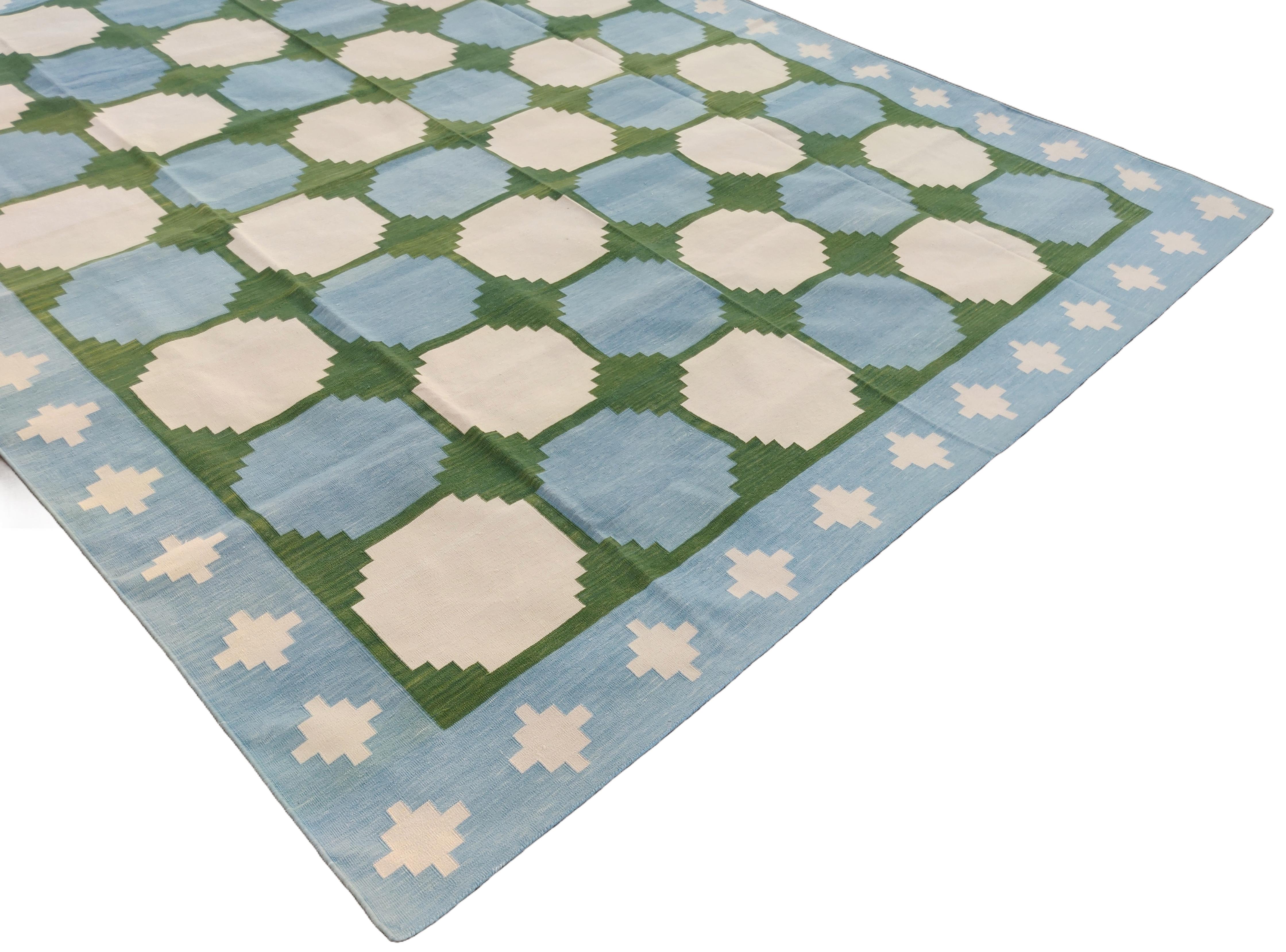 Handgefertigter Flachgewebe-Teppich aus Baumwolle, 9x12, grünes und blaues Kachelmuster, indisch Dhurrie (Handgewebt) im Angebot