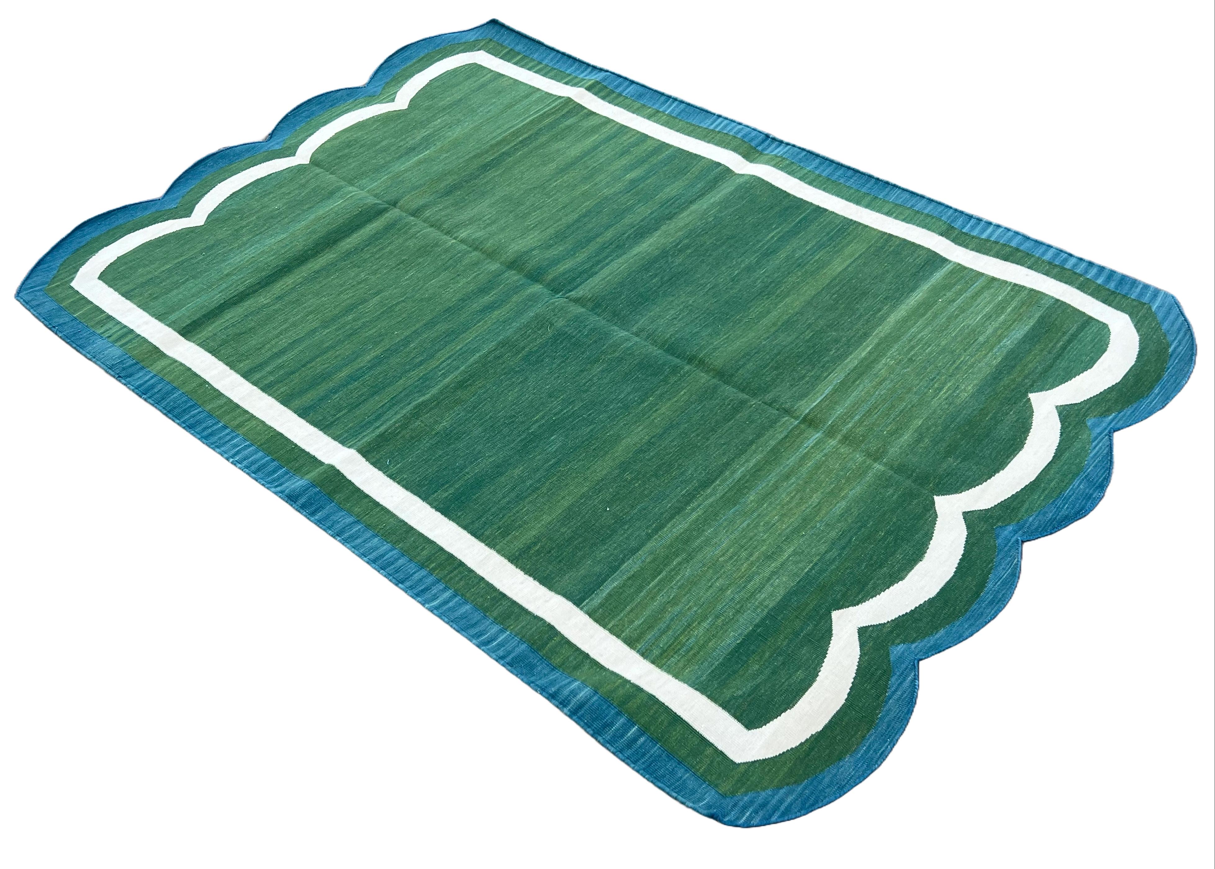 Handgefertigter Flachgewebe-Teppich aus Baumwolle, Grün & Teal Blau mit Wellenschliff, indischer Dhurrie (Indisch) im Angebot