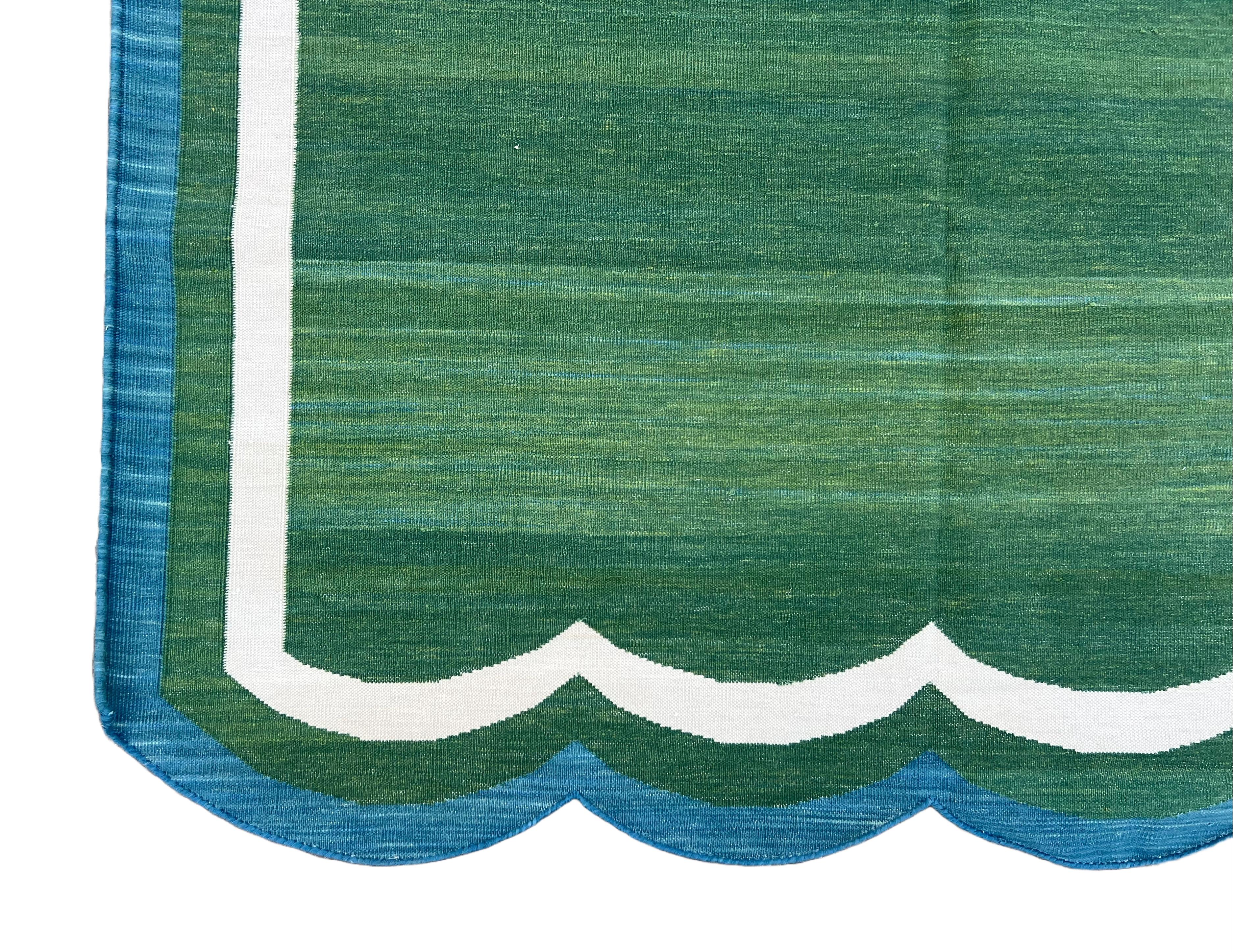 Handgefertigter Flachgewebe-Teppich aus Baumwolle, Grün & Teal Blau mit Wellenschliff, indischer Dhurrie im Zustand „Neu“ im Angebot in Jaipur, IN