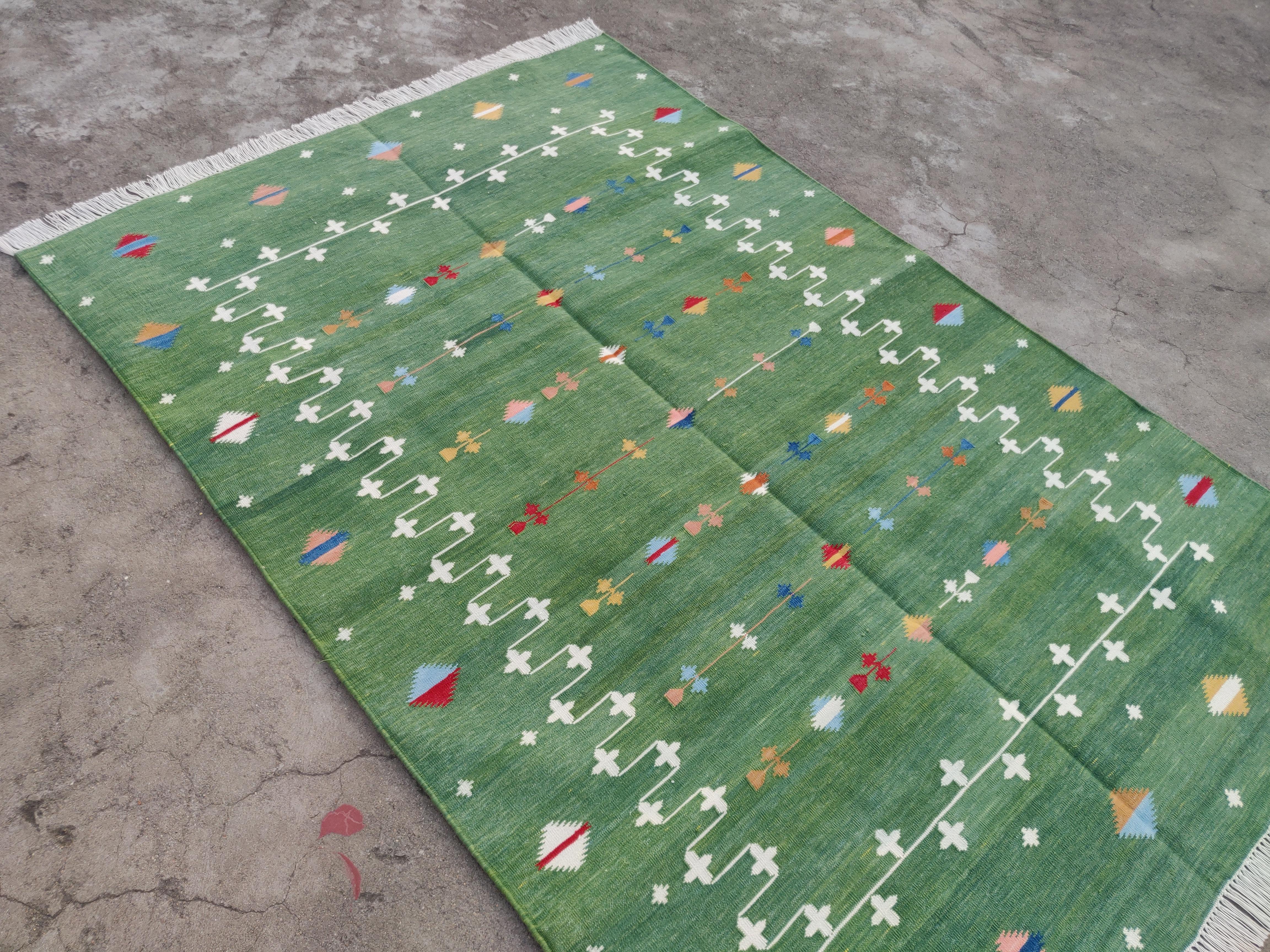 Handmade Cotton Area Flat Weave Rug, 4x6 Green Shooting Star Indian Dhurrie Rug For Sale 5