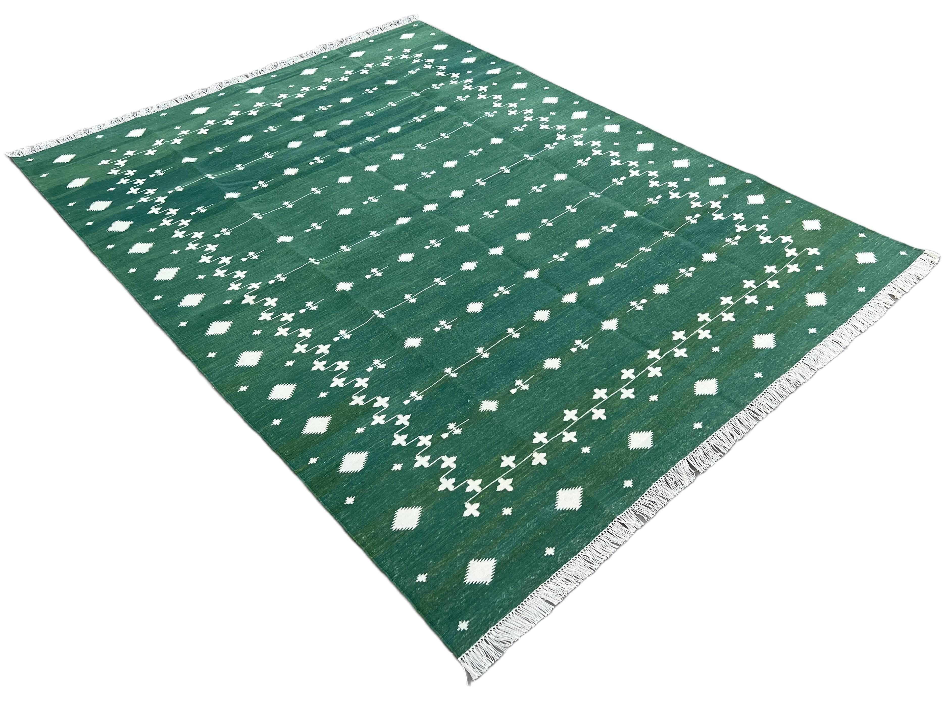 Baumwolle pflanzlich gefärbt Reversible Forest Green & White Indian Shooting Star Teppich - 6'x9'
Diese speziellen flachgewebten Dhurries werden aus 15-fachem Garn aus 100% Baumwolle handgewebt. Aufgrund der speziellen Fertigungstechniken, die zur