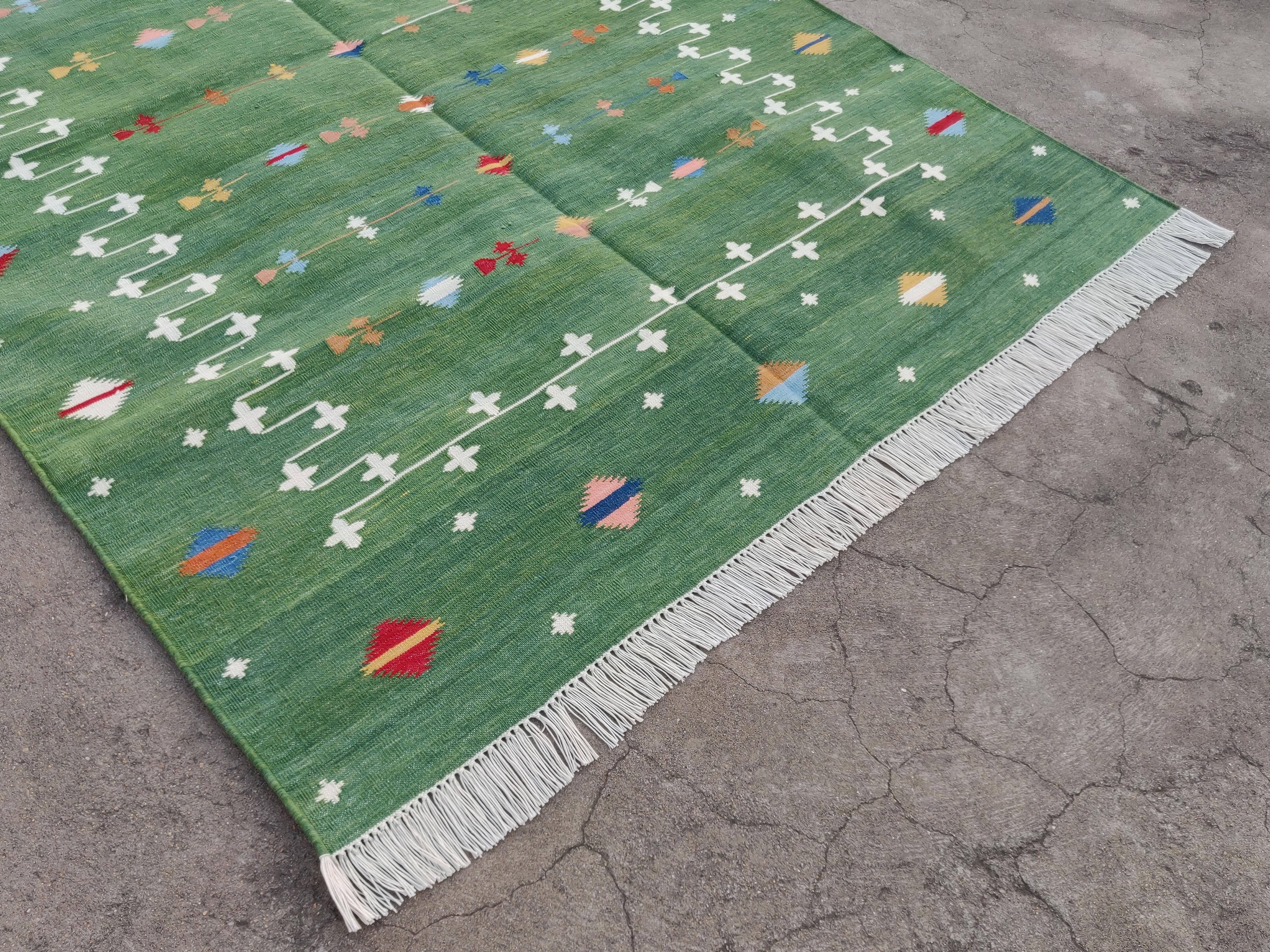 Handmade Cotton Area Flat Weave Rug, 4x6 Green Shooting Star Indian Dhurrie Rug In New Condition For Sale In Jaipur, IN