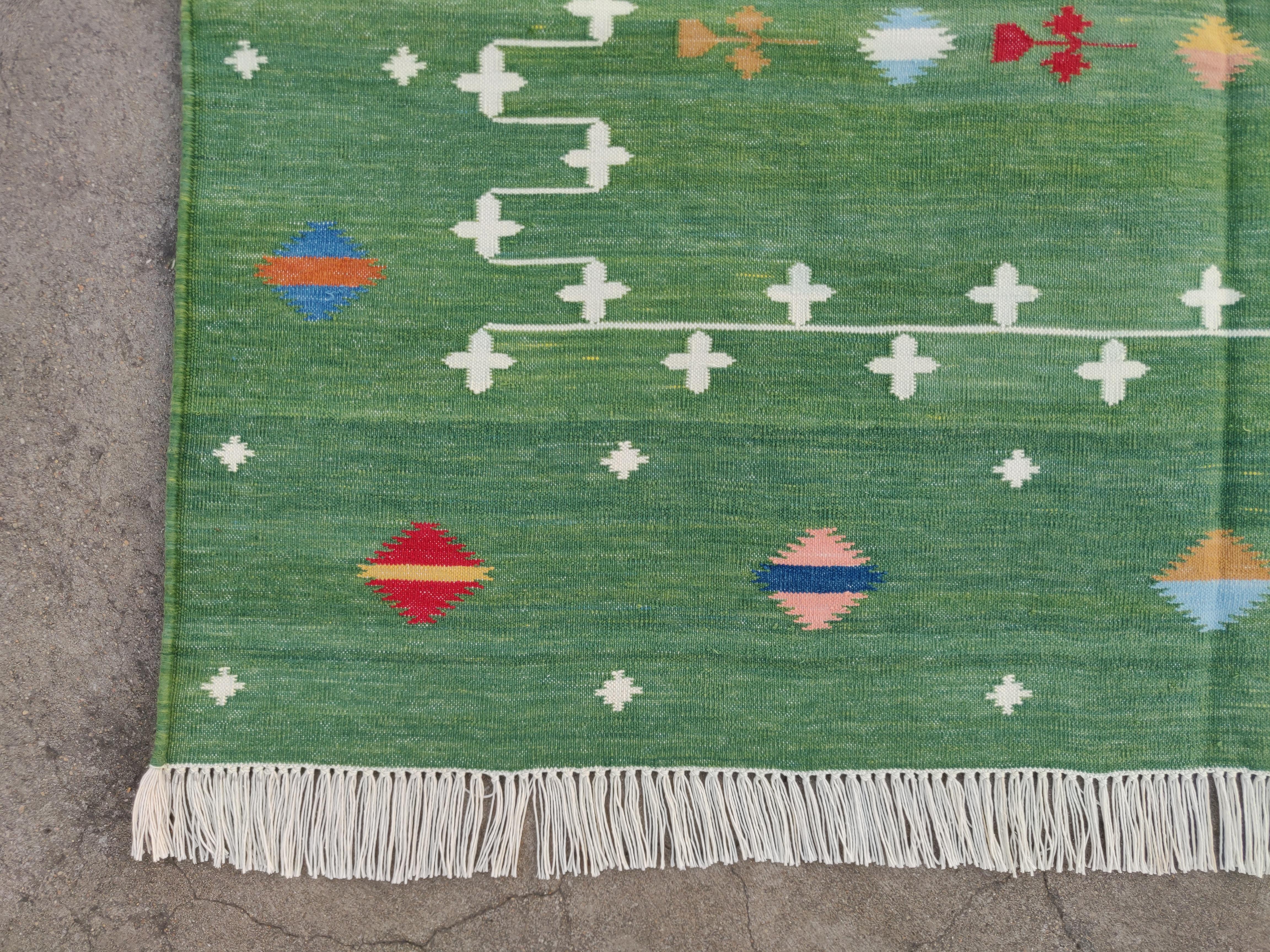 Handmade Cotton Area Flat Weave Rug, 4x6 Green Shooting Star Indian Dhurrie Rug For Sale 3