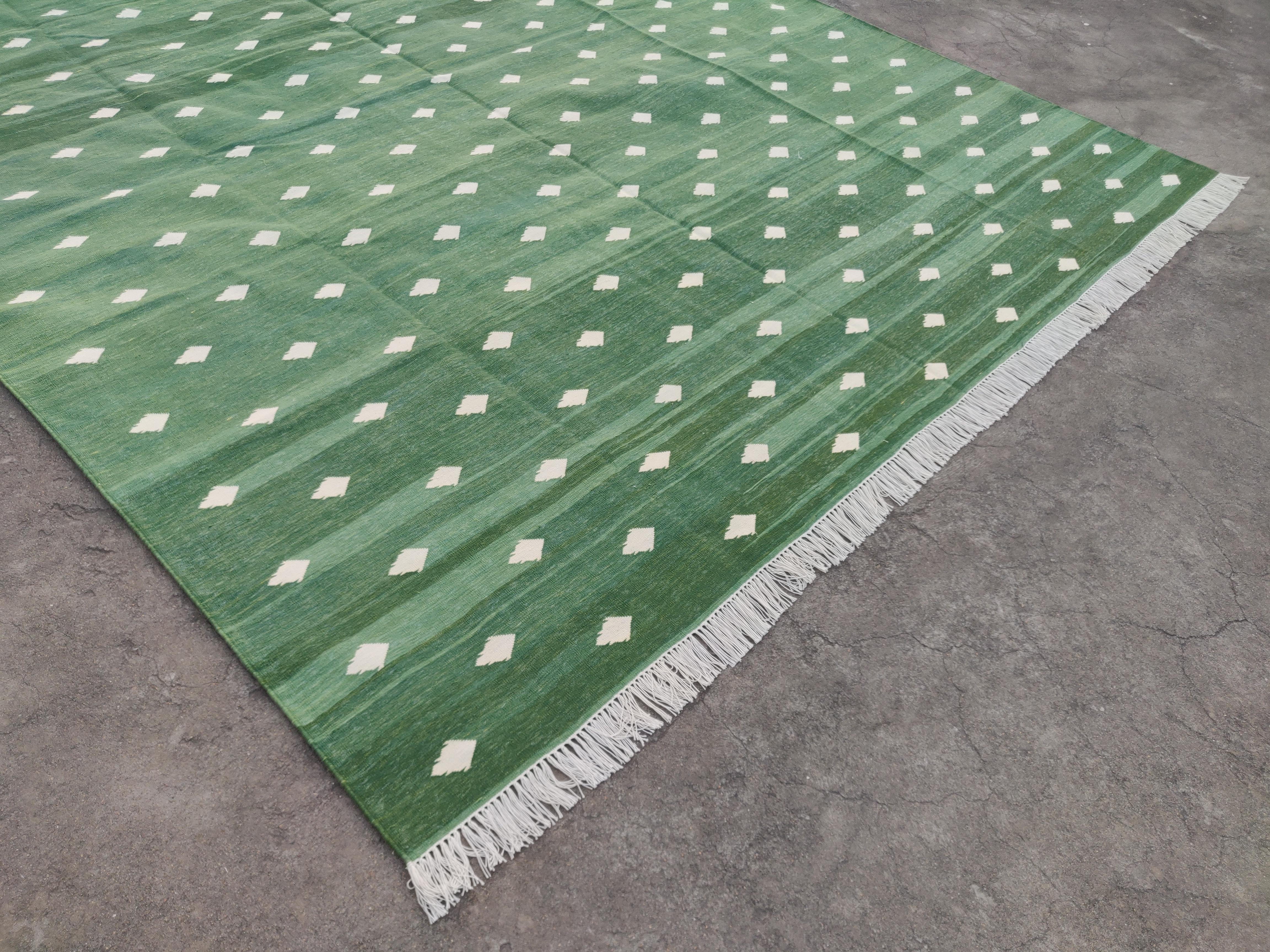 Handmade Cotton Area Flat Weave Rug, Green & White Leaf Patterned Indian Dhurrie In New Condition For Sale In Jaipur, IN