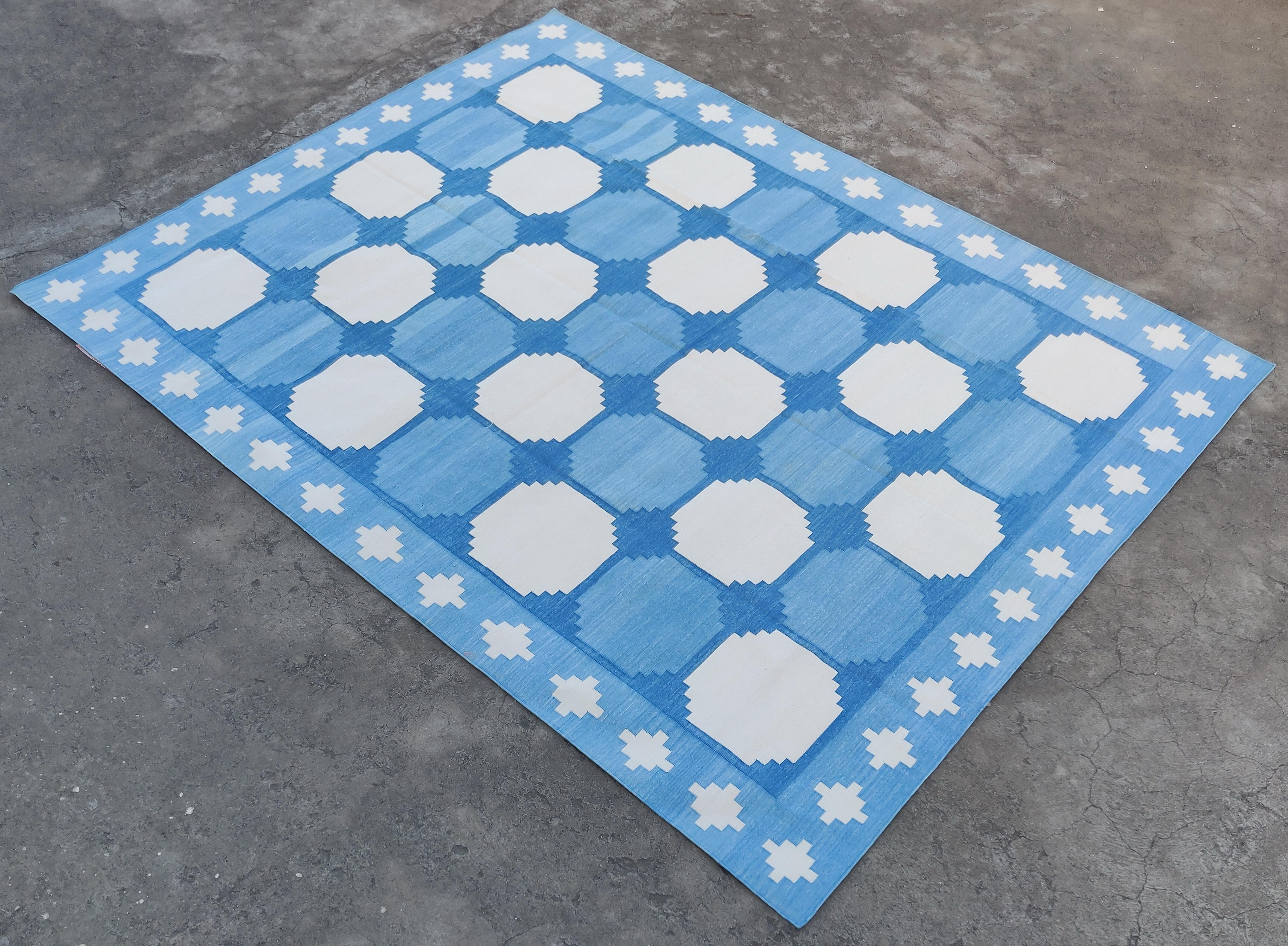 Handgefertigter Flachgewebe-Teppich aus Baumwolle, 8x10, blaues und weißes Kachelmuster, indisch Dhurrie im Angebot 3