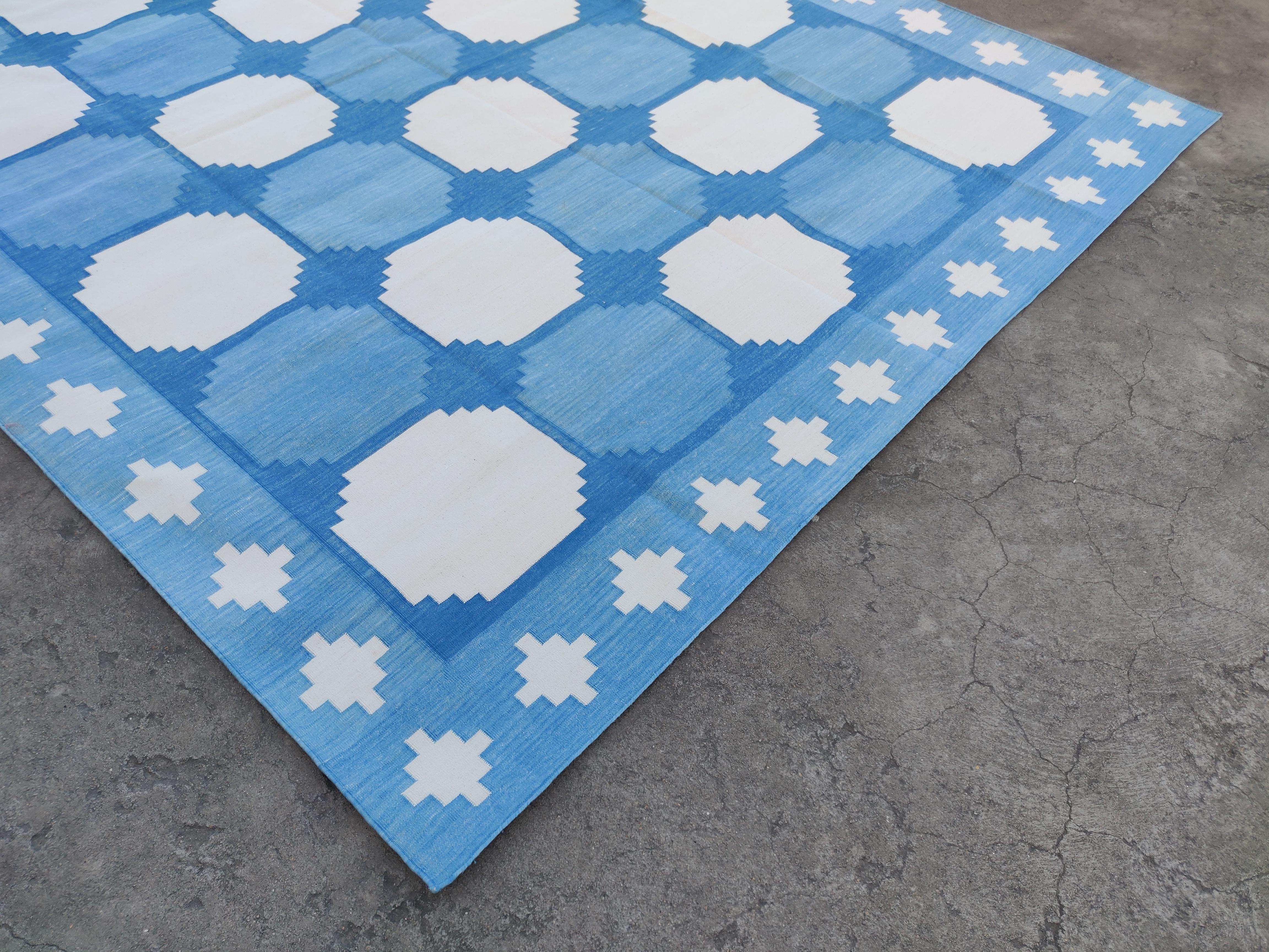Handgefertigter Flachgewebe-Teppich aus Baumwolle, 8x10, blaues und weißes Kachelmuster, indisch Dhurrie (Handgewebt) im Angebot