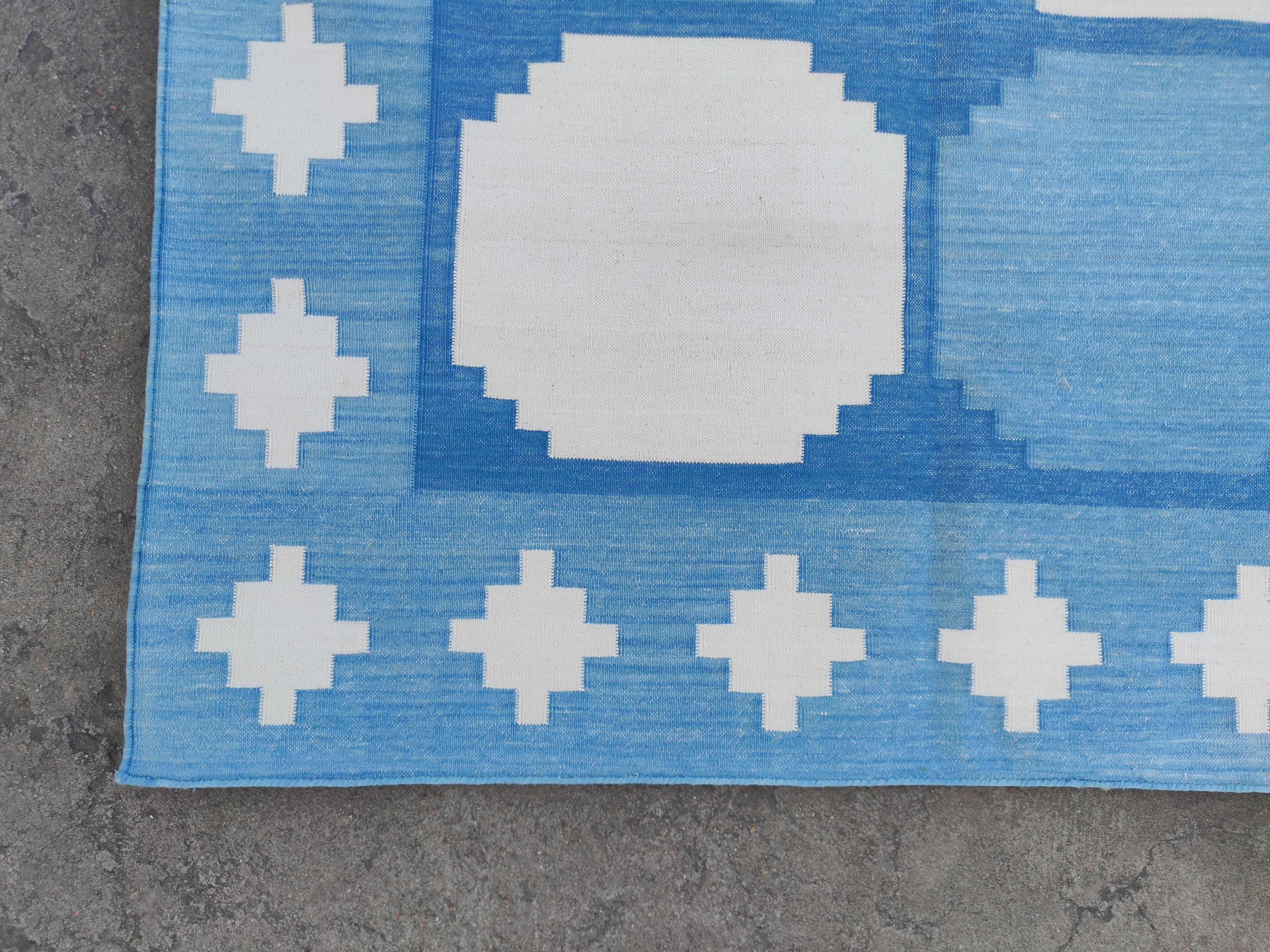 Handgefertigter Flachgewebe-Teppich aus Baumwolle, 8x10, blaues und weißes Kachelmuster, indisch Dhurrie (21. Jahrhundert und zeitgenössisch) im Angebot