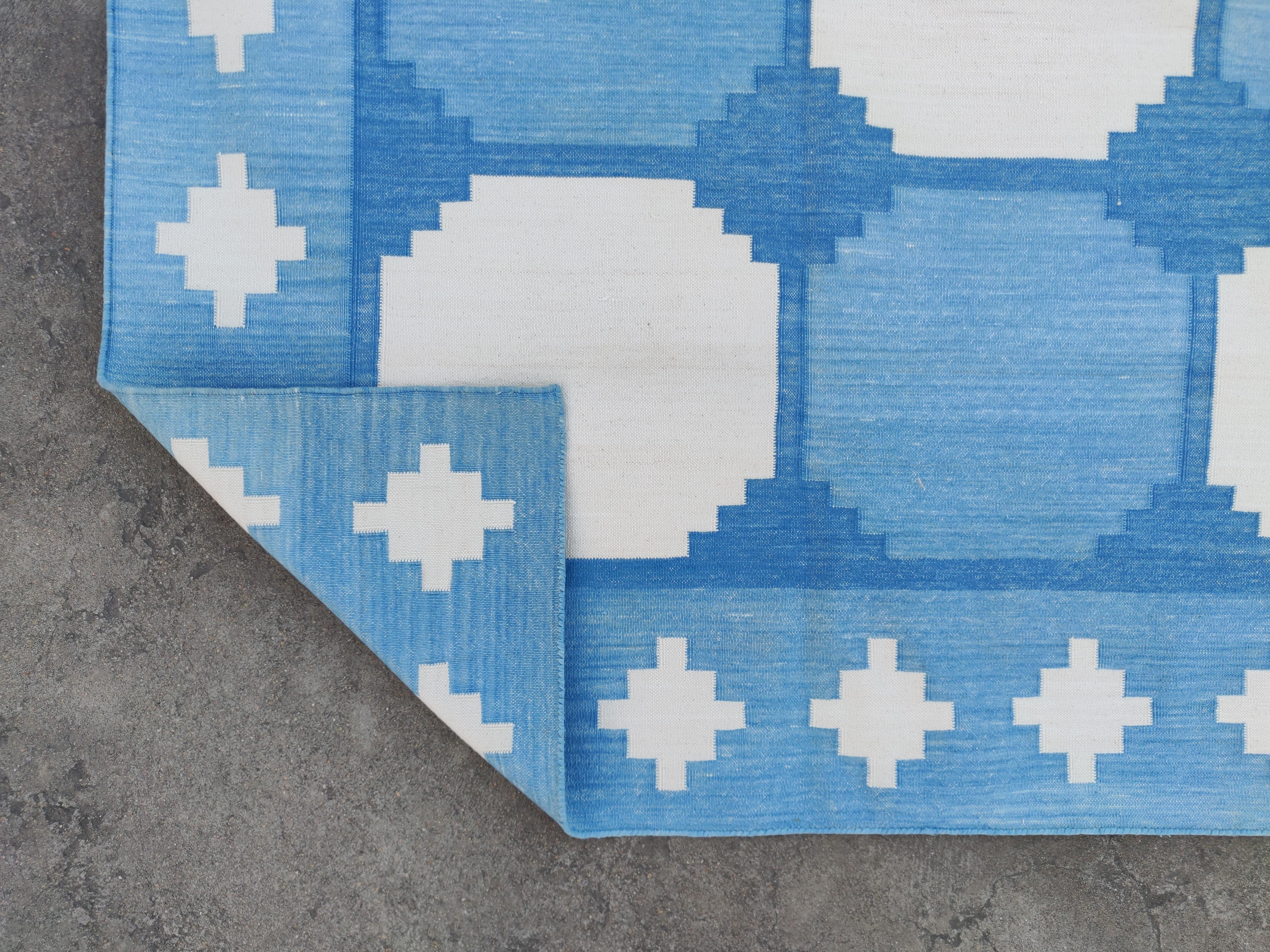 Handgefertigter Flachgewebe-Teppich aus Baumwolle, 8x10, blaues und weißes Kachelmuster, indisch Dhurrie im Angebot 1