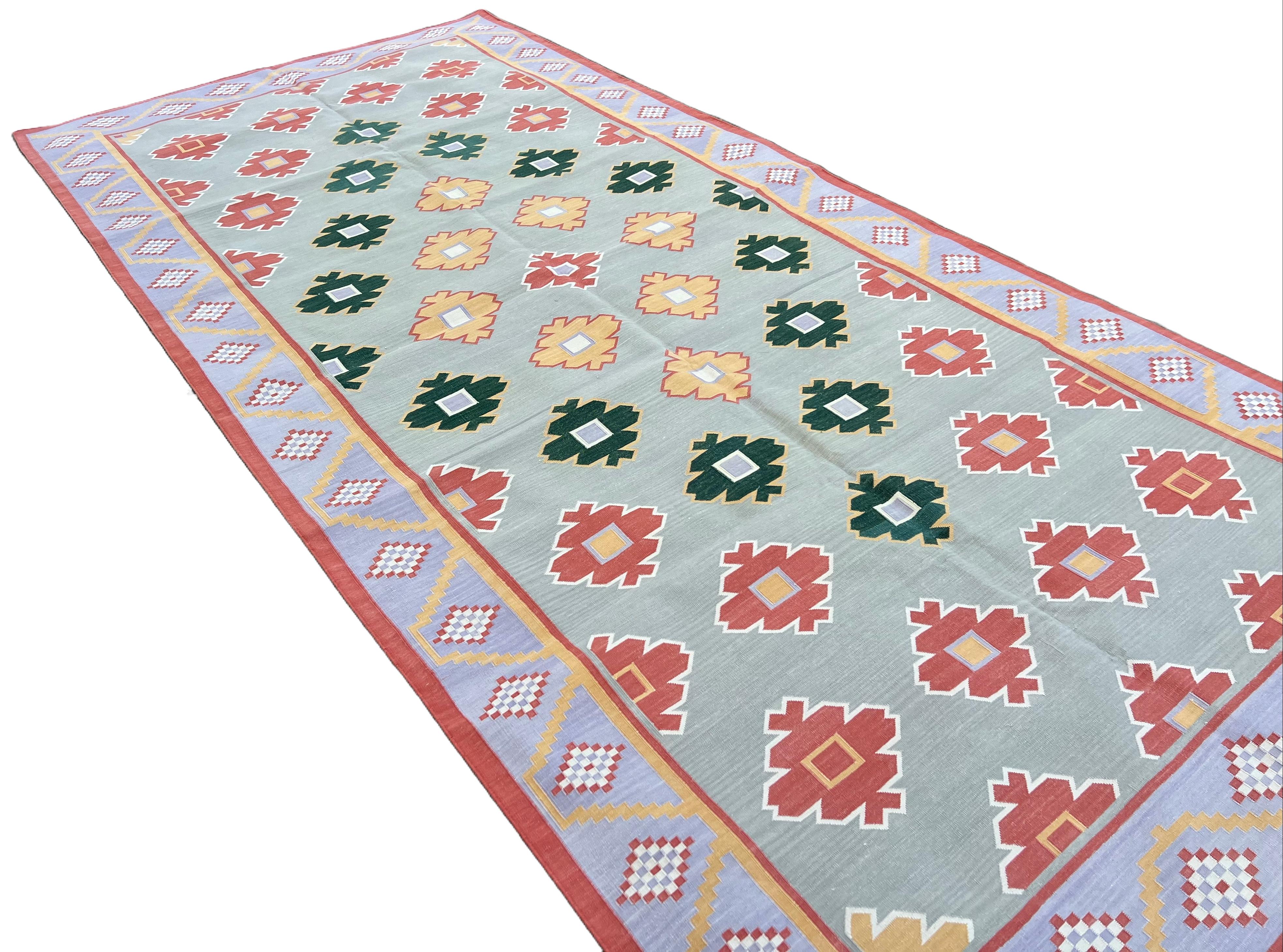Handmade Cotton Area Flat Weave Rug, Grey And Red Geometric Star Indian Dhurrie In New Condition For Sale In Jaipur, IN