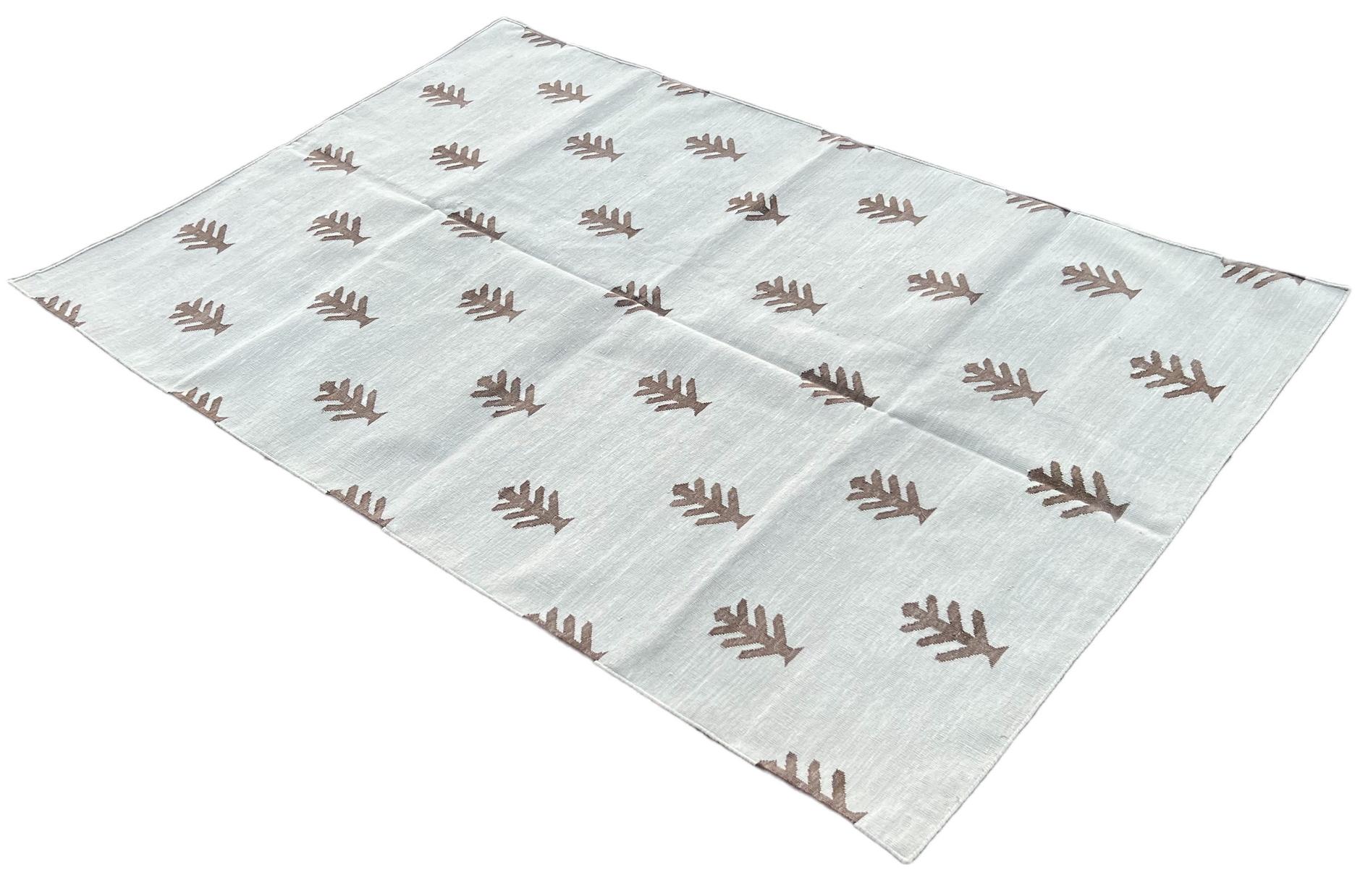 Tappeto indiano in cotone tinto al vegetale reversibile grigio e marrone con motivo ad albero - 4'x6'
Queste speciali dhurry a trama piatta sono tessute a mano con un filo di cotone 100% a 15 strati. A causa delle speciali tecniche di produzione