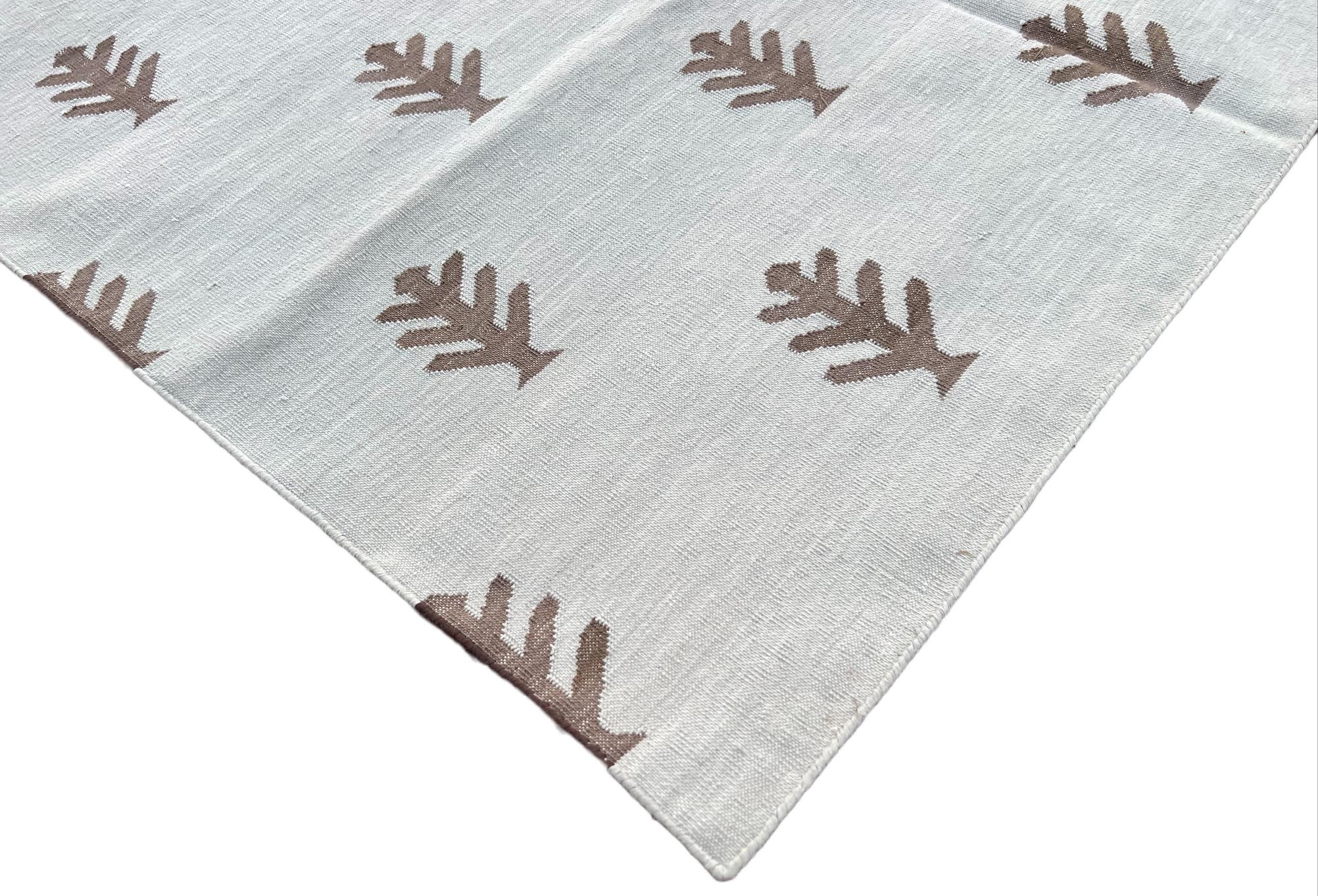 Mid-Century moderno Tappeto a tessitura piatta in cotone fatto a mano, Dhurrie indiano grigio e marrone con motivo ad albero in vendita