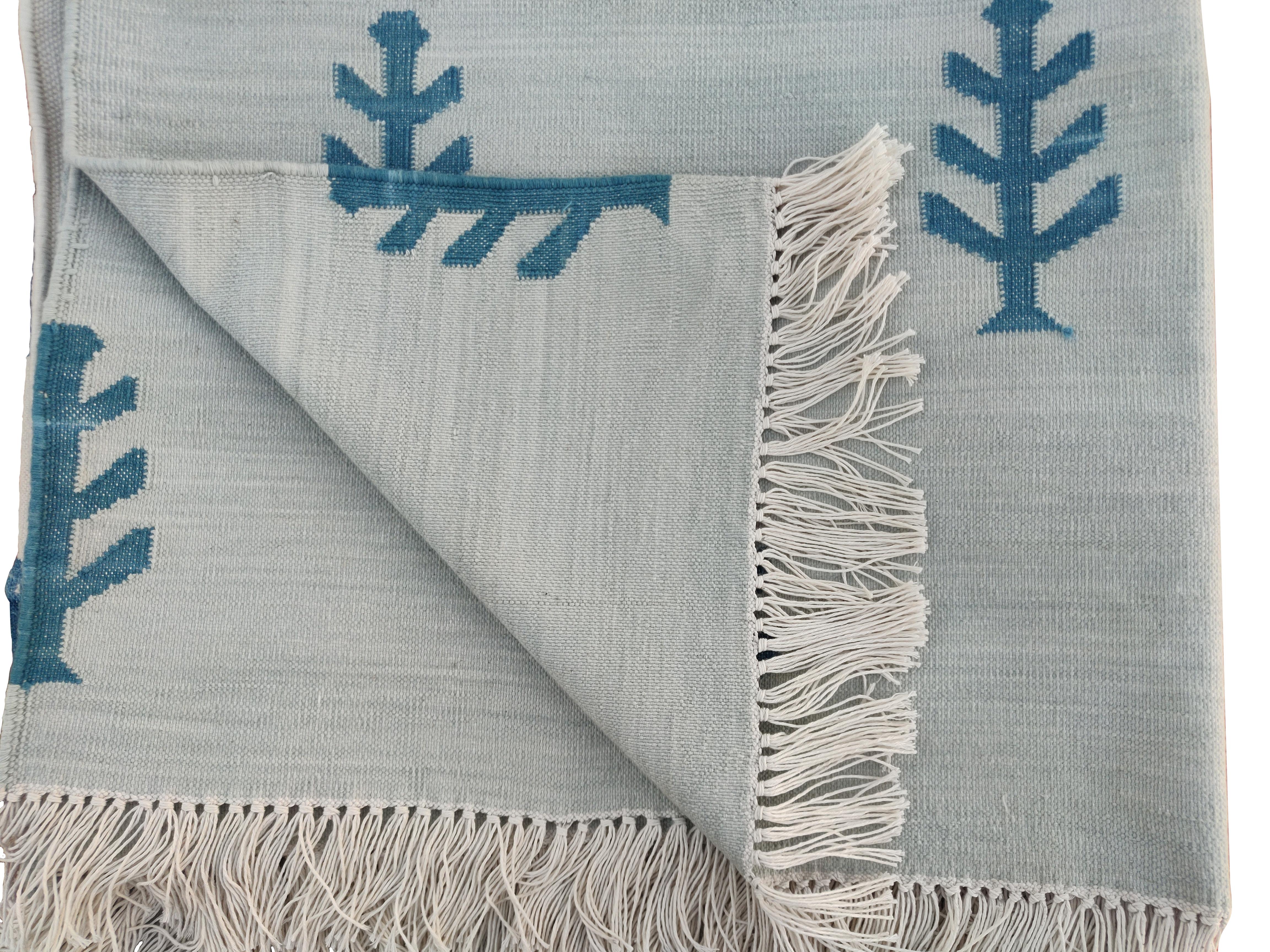 Tappeto a tessitura piatta in cotone fatto a mano, Dhurrie indiano grigio e bianco con motivo ad albero in vendita 2